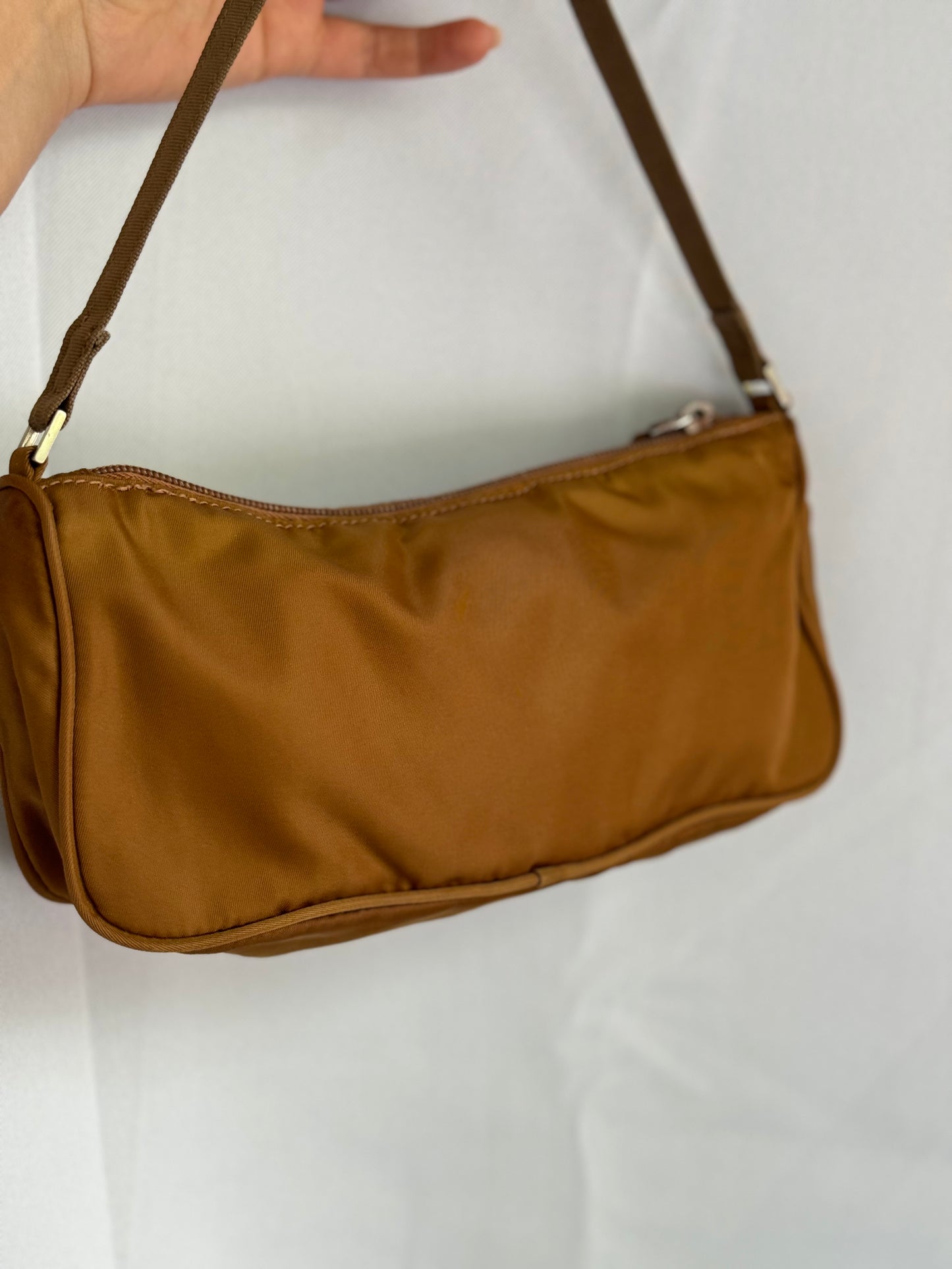 Prada Nylon color cioccolato/senape scuro.