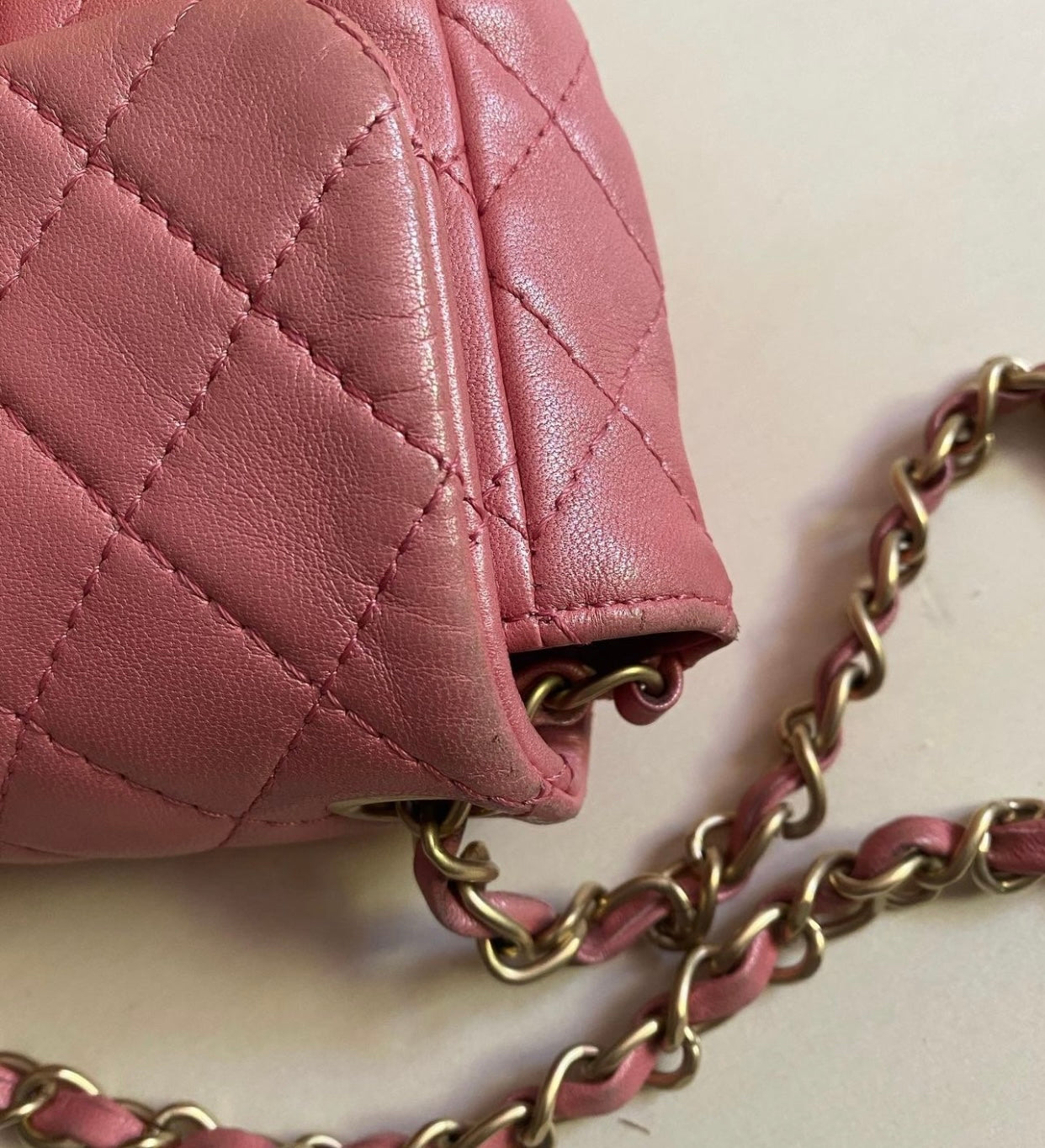 Chanel Mini rosa perlato con dettaglio gioiello