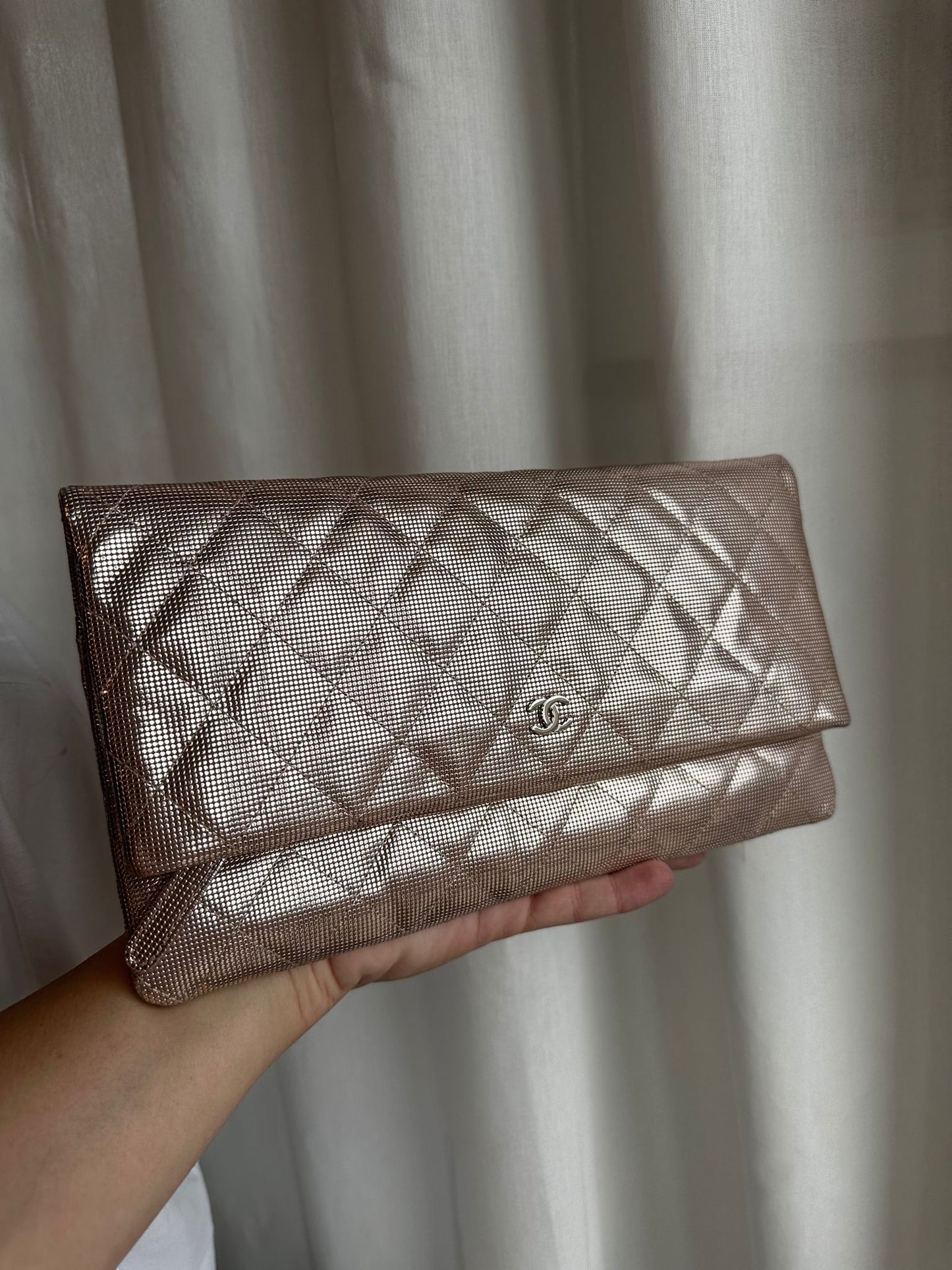 Timeless Chanel Pochette gold rose.