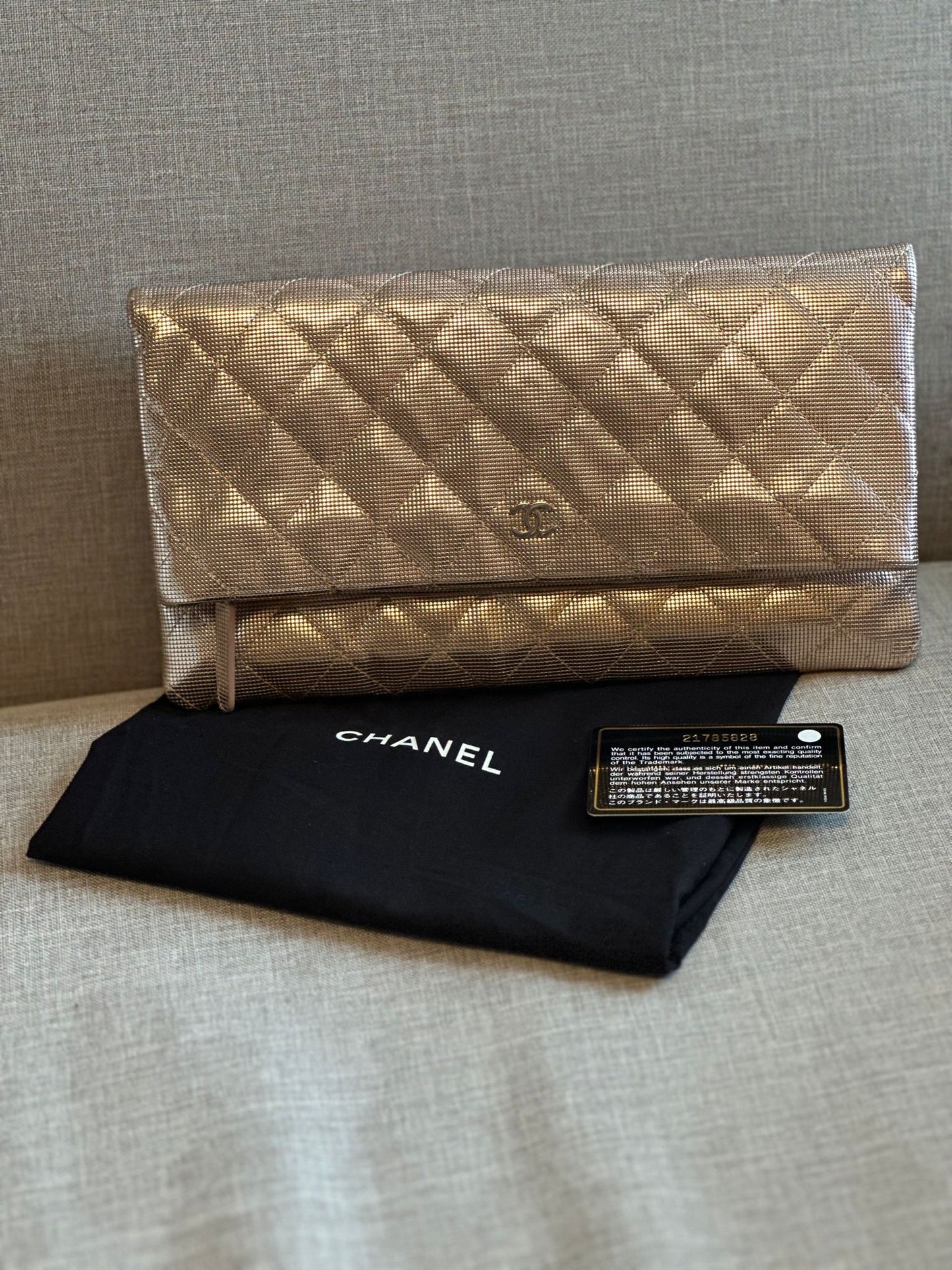 Timeless Chanel Pochette gold rose.