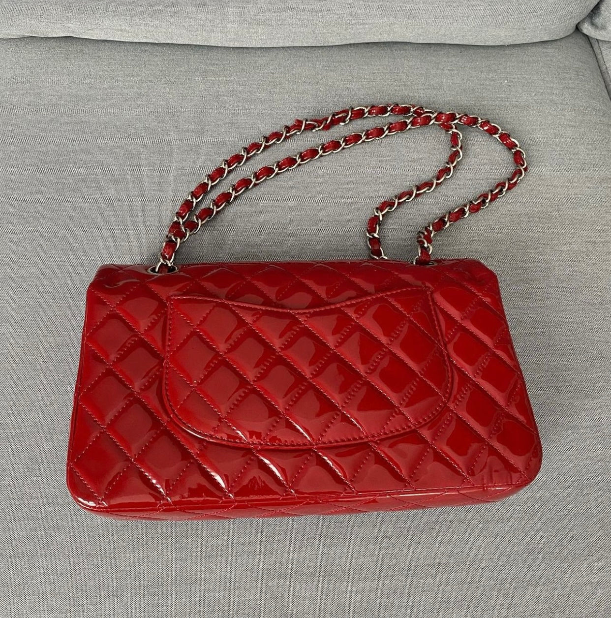Chanel classic rossa in patent misura media