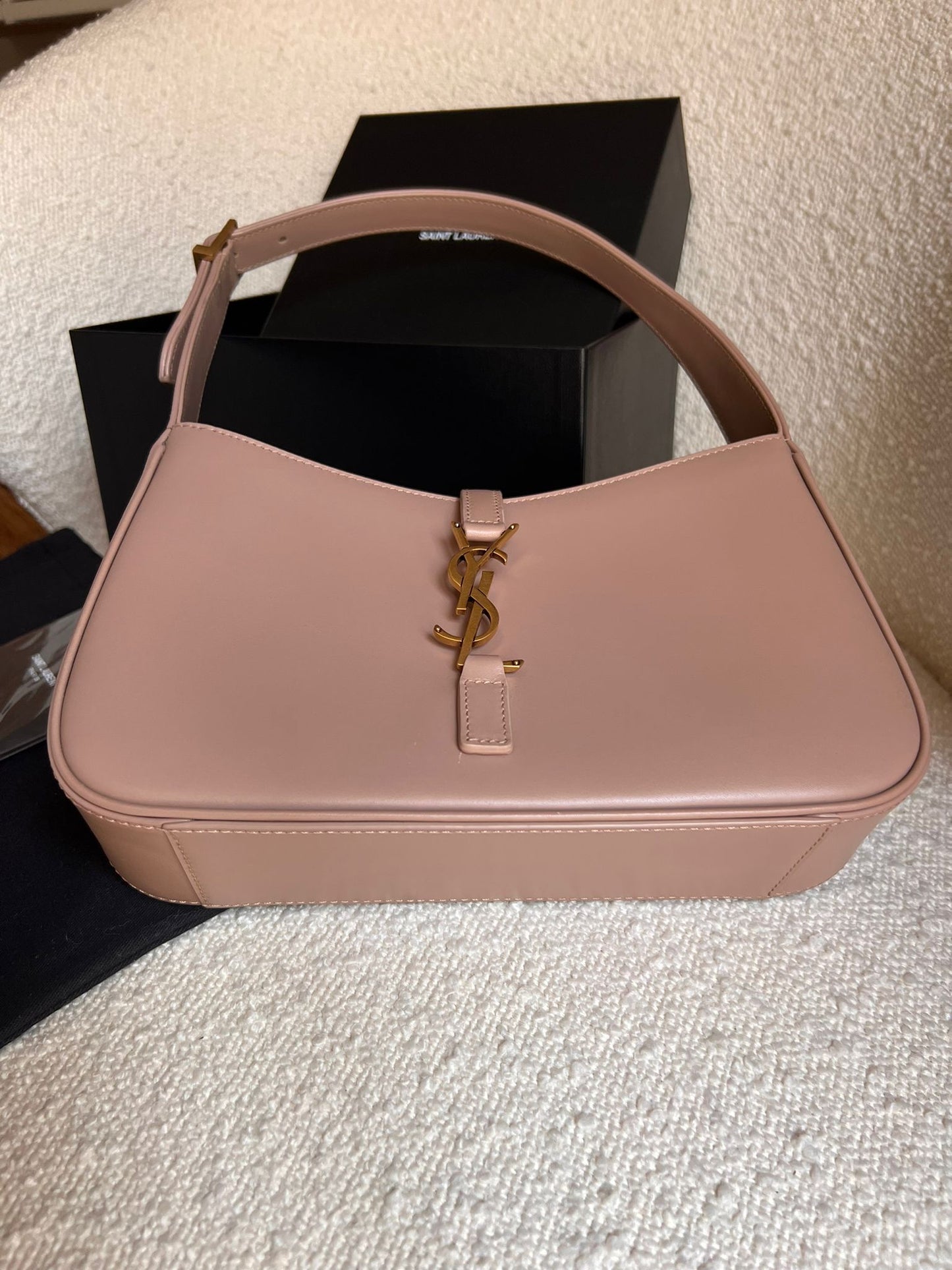 Saint Laurent Le 5 À 7 colore Rosy sand.