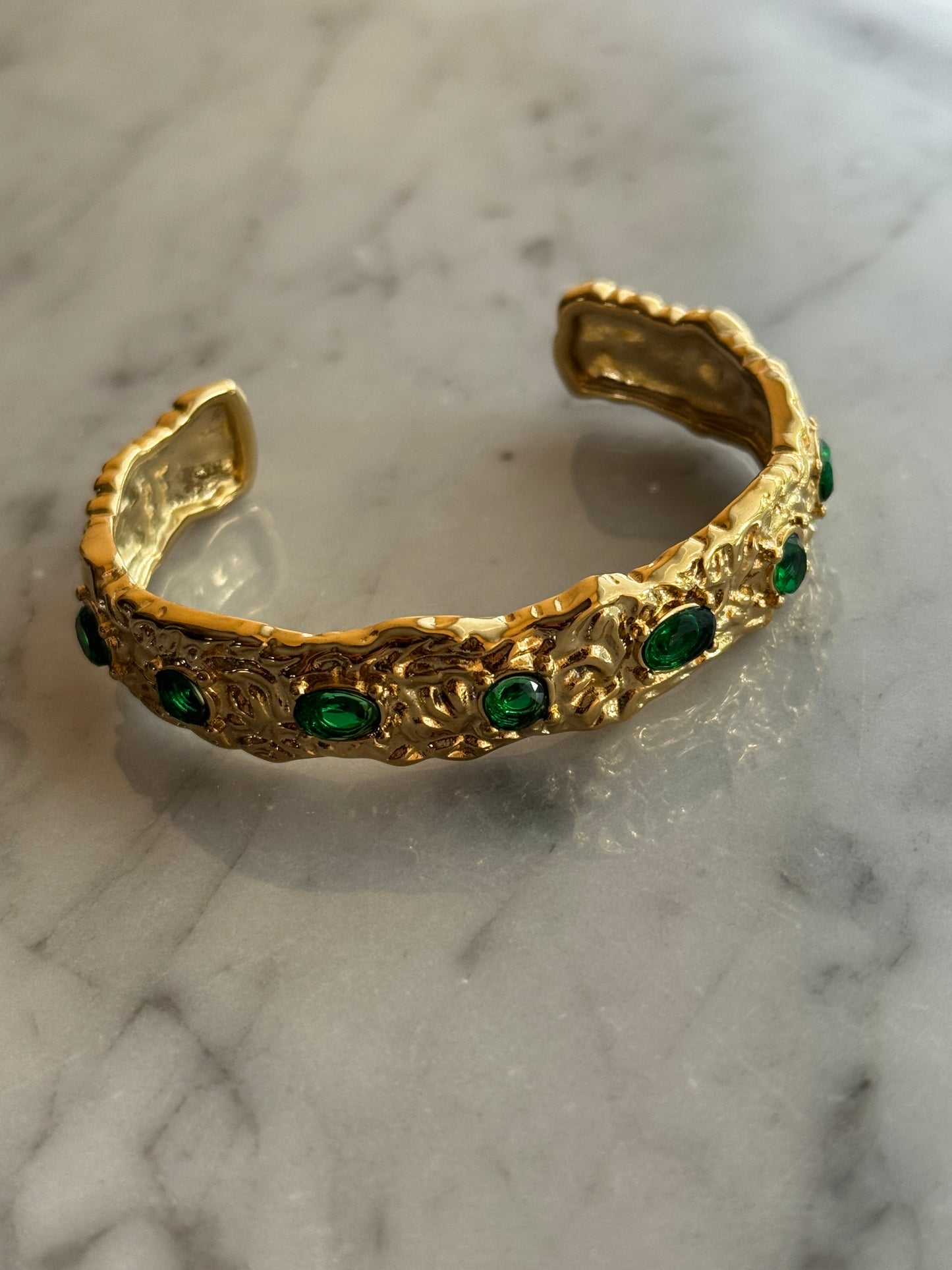 Bracciale rigido vintage con pietre verdi