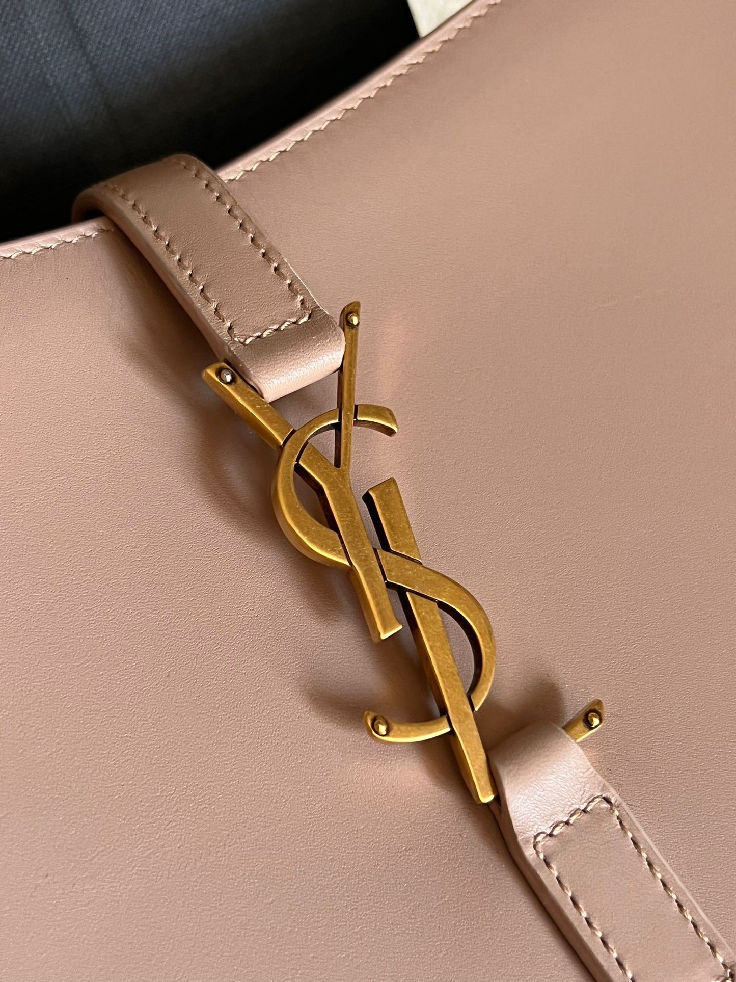 Saint Laurent Le 5 À 7 colore Rosy sand.