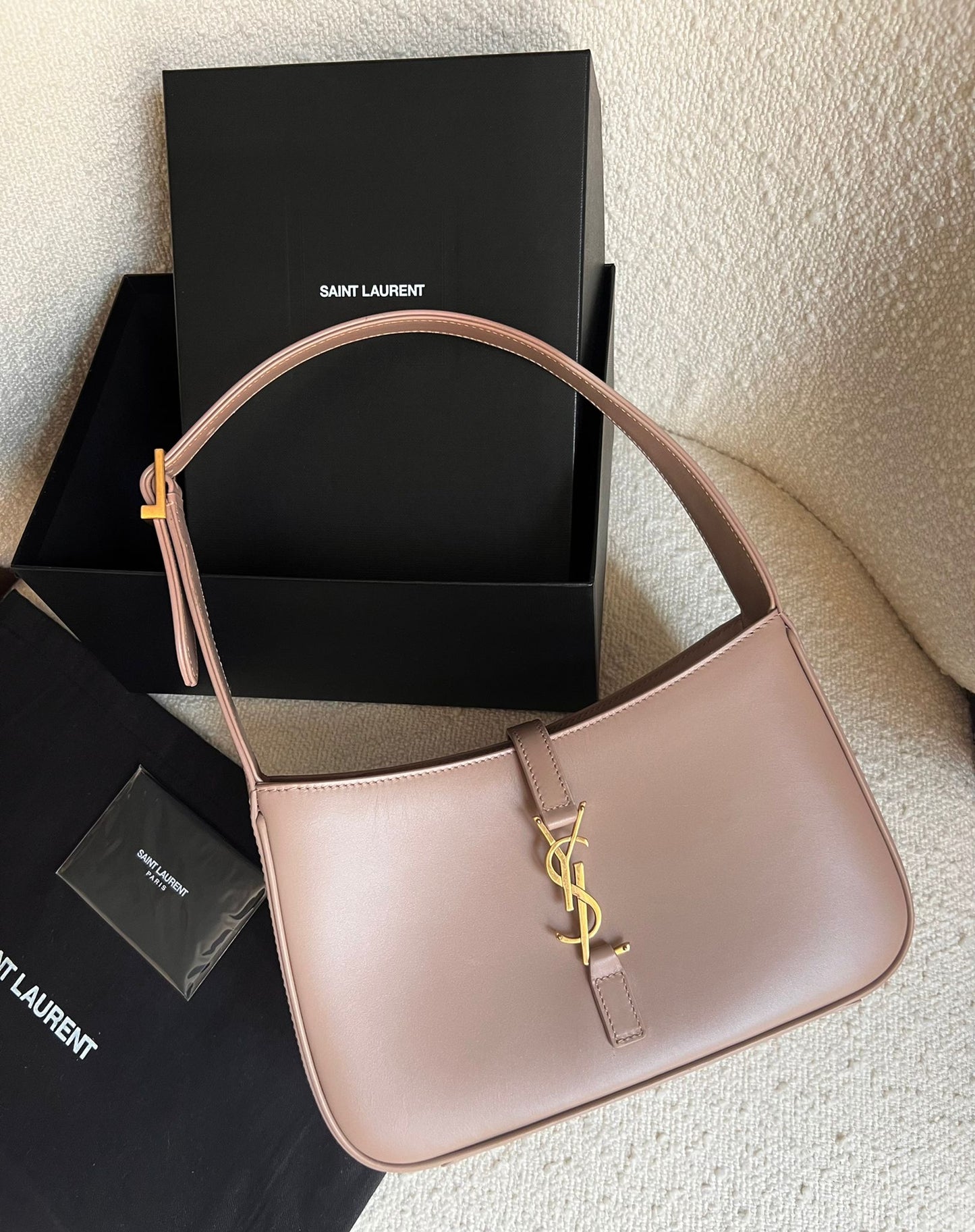 Saint Laurent Le 5 À 7 colore Rosy sand.