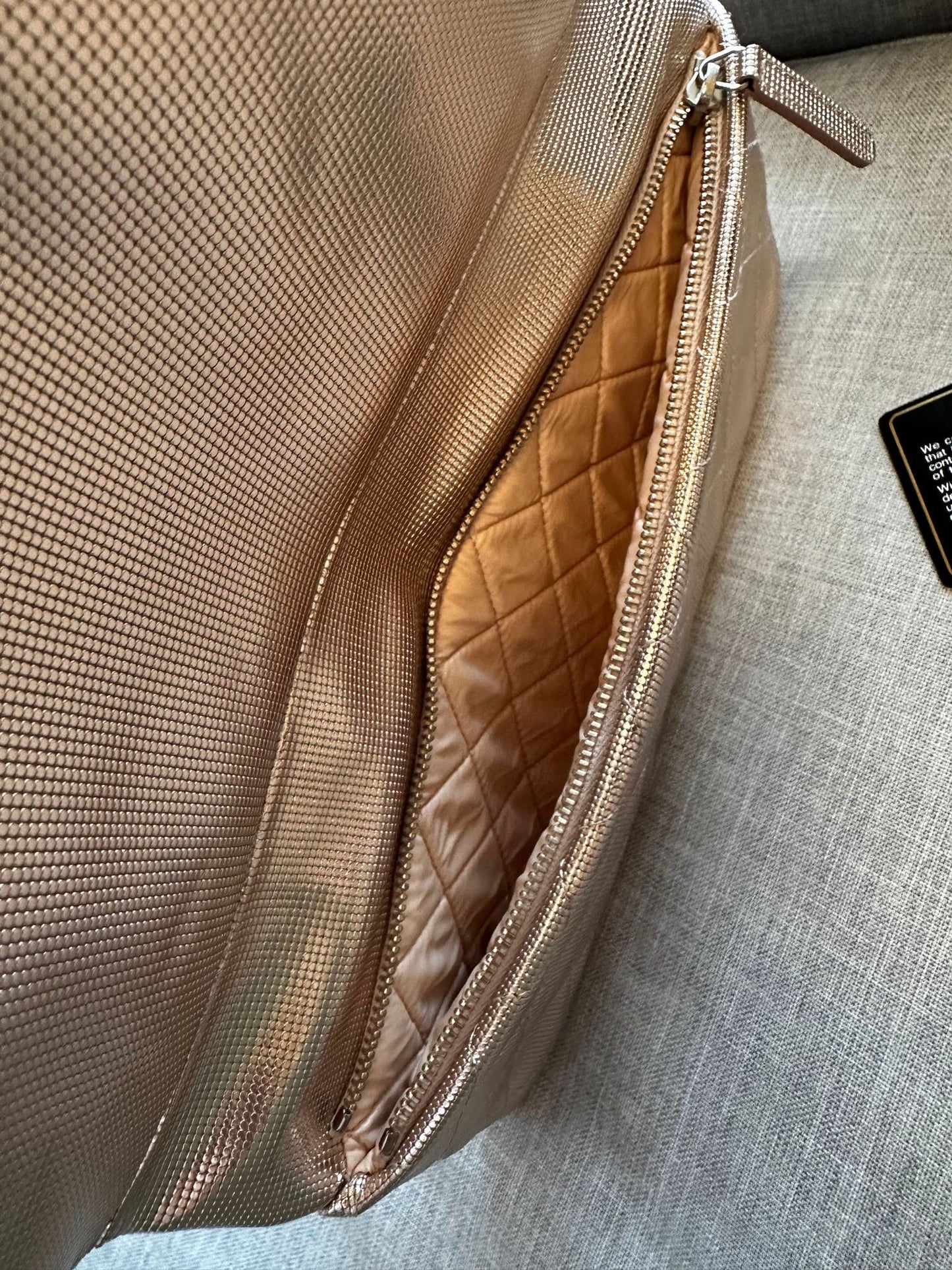 Timeless Chanel Pochette gold rose.