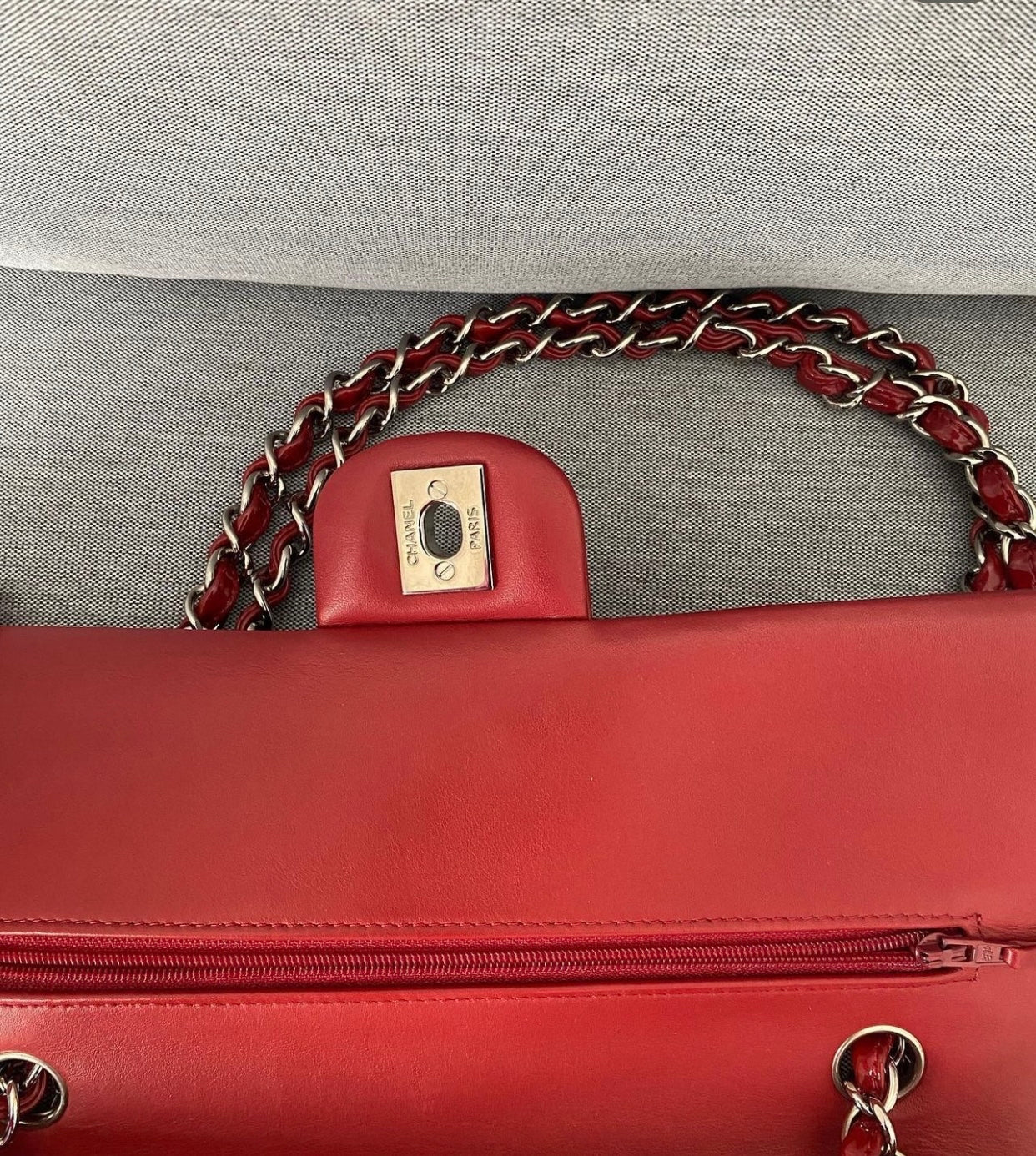 Chanel classic rossa in patent misura media