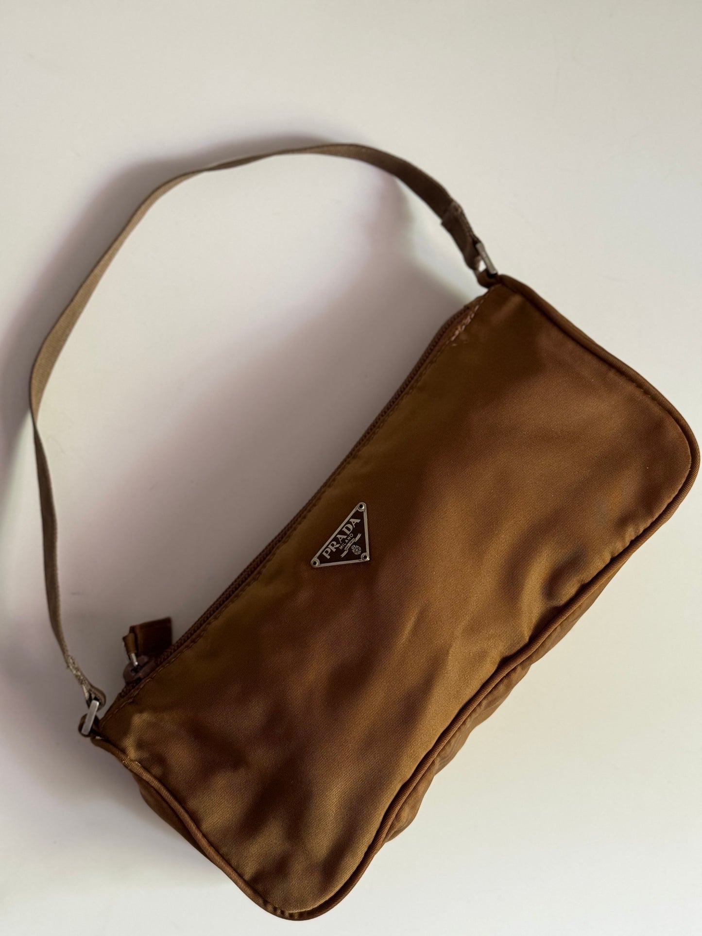 Prada Nylon color cioccolato/senape scuro.