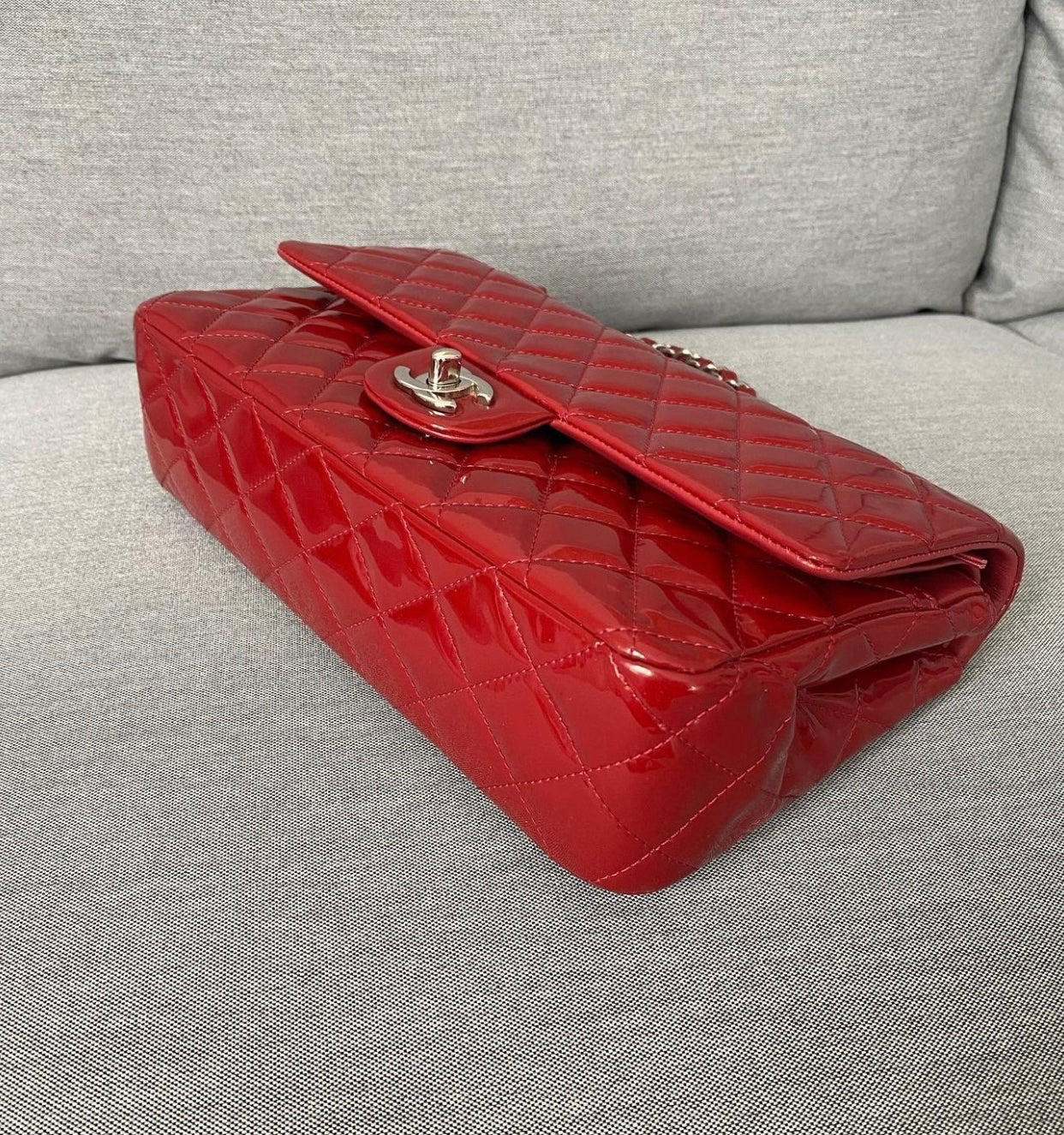 Chanel classic rossa in patent misura media
