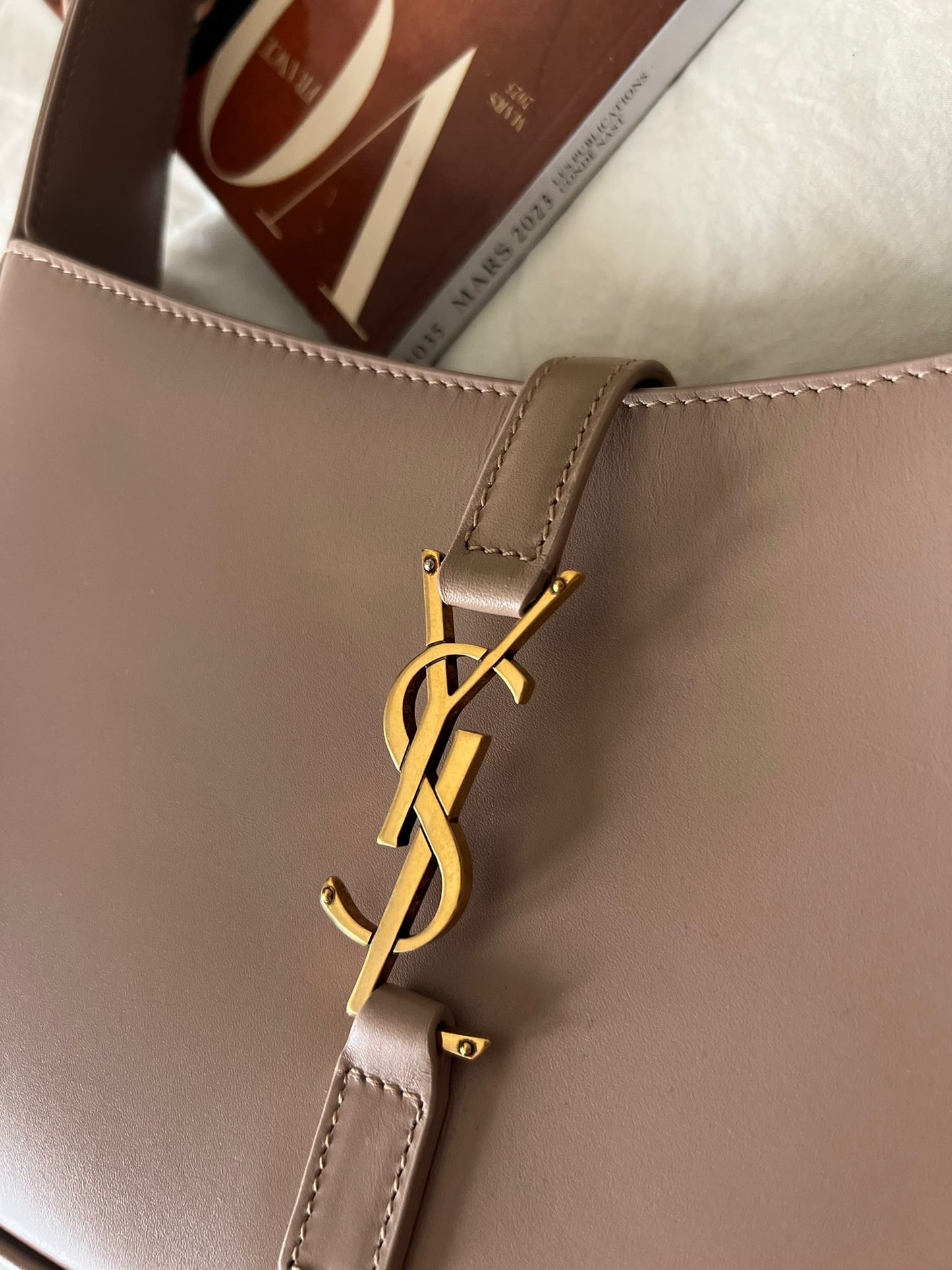 Saint Laurent Le 5 À 7 colore Rosy sand.