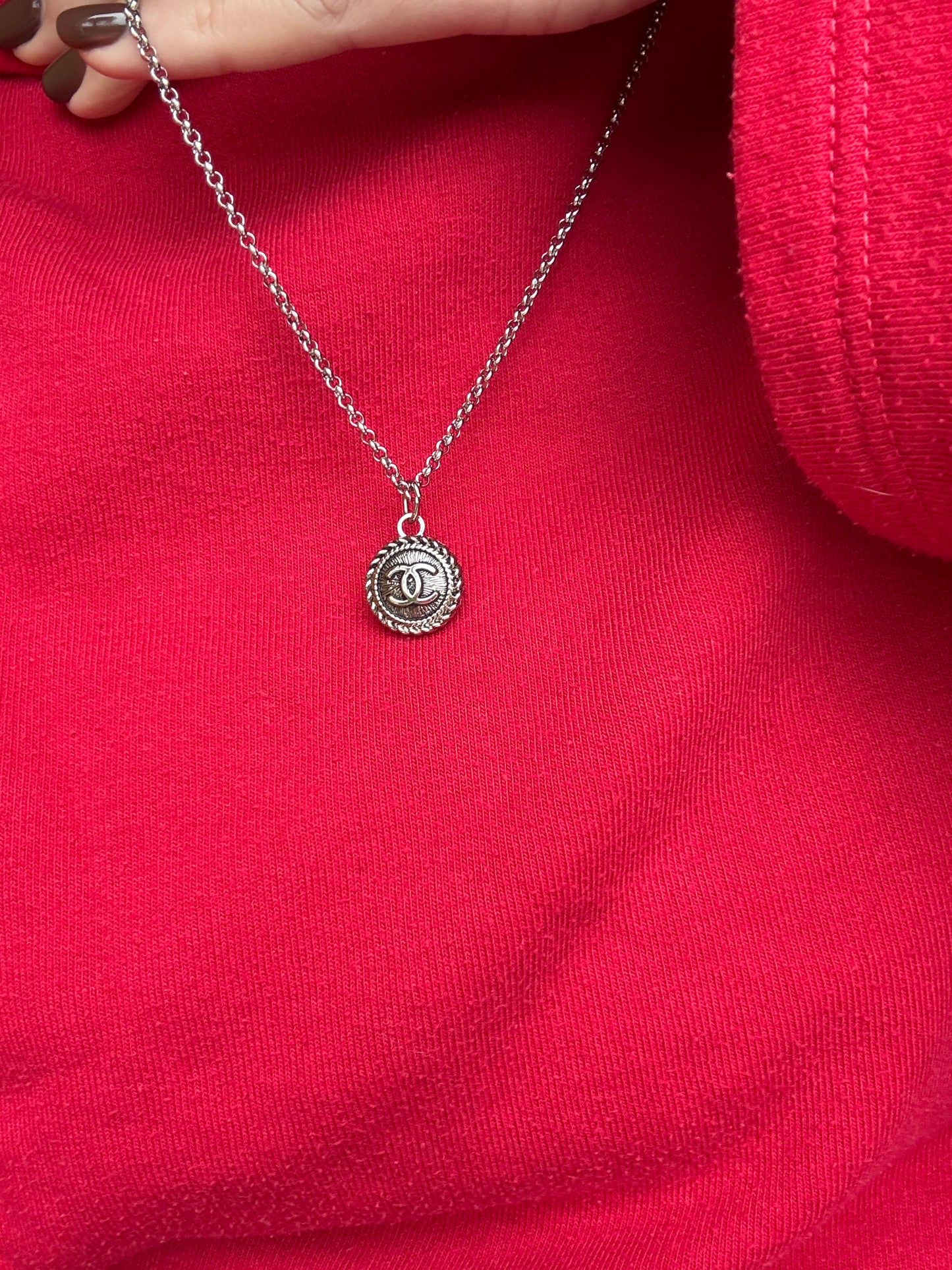 Collana con bottone Chanel
