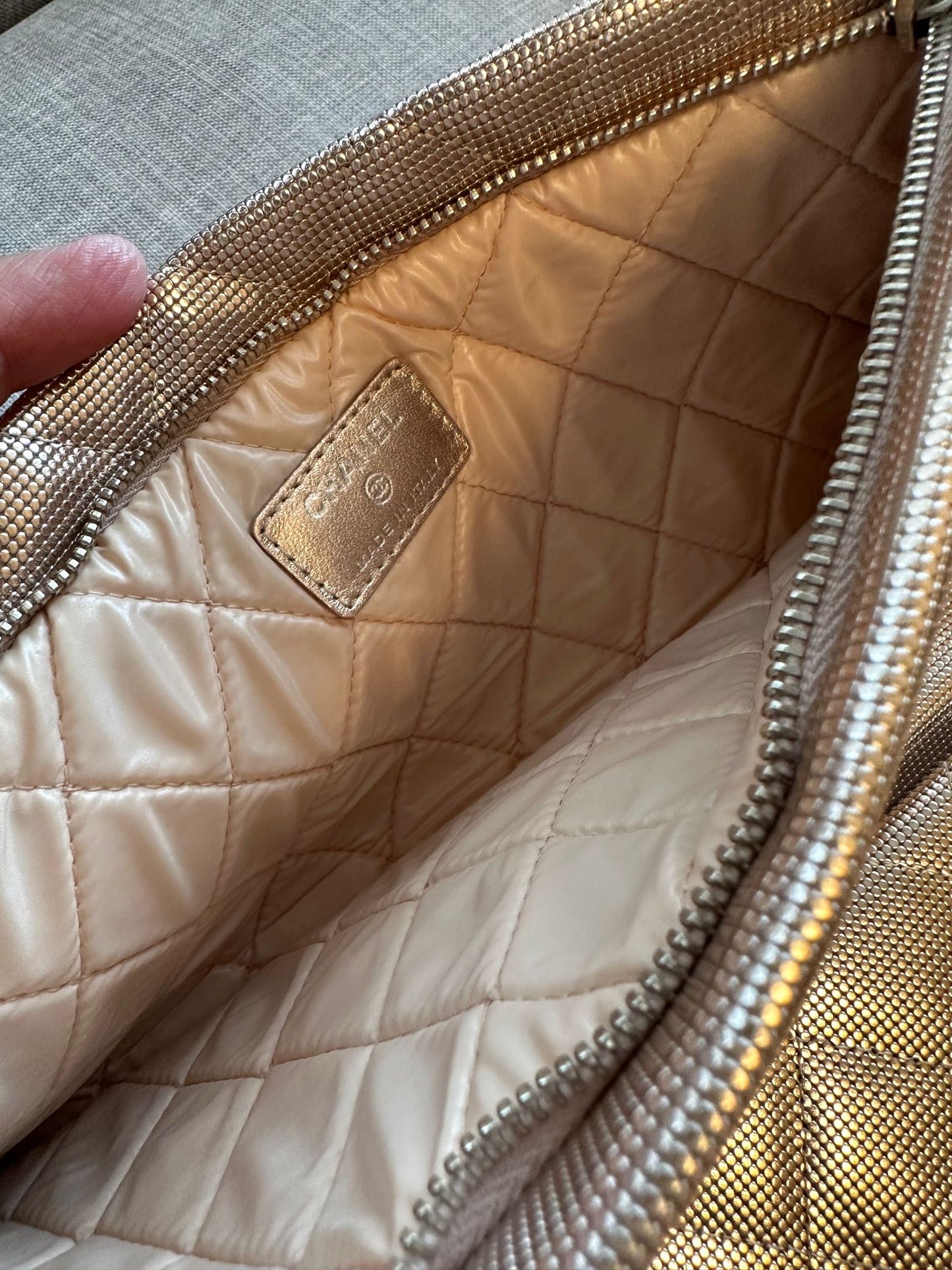 Timeless Chanel Pochette gold rose.