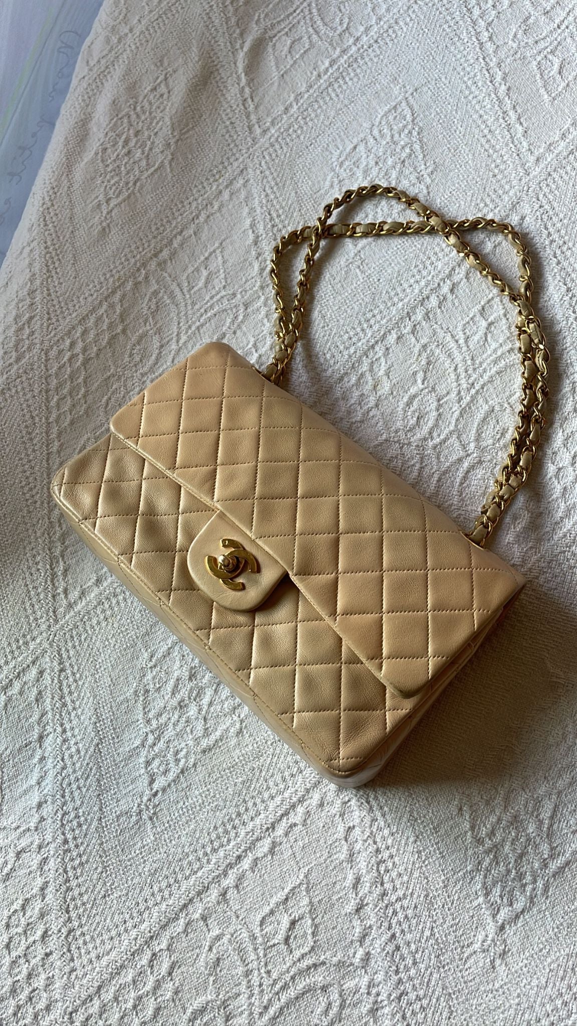 Chanel media in agnello beige.
Misura 25 cm