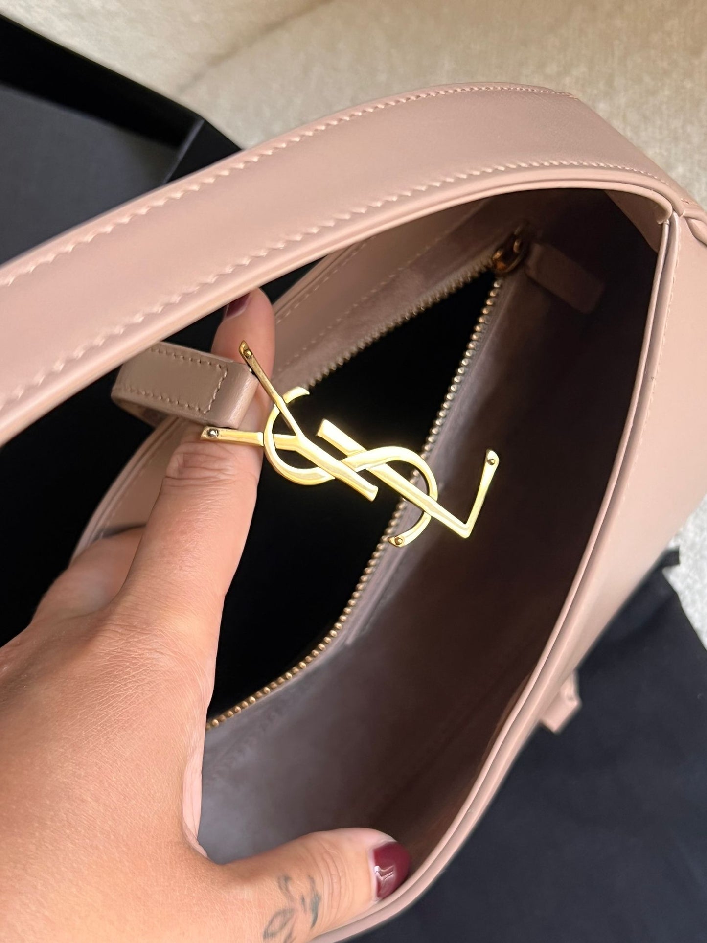 Saint Laurent Le 5 À 7 colore Rosy sand.