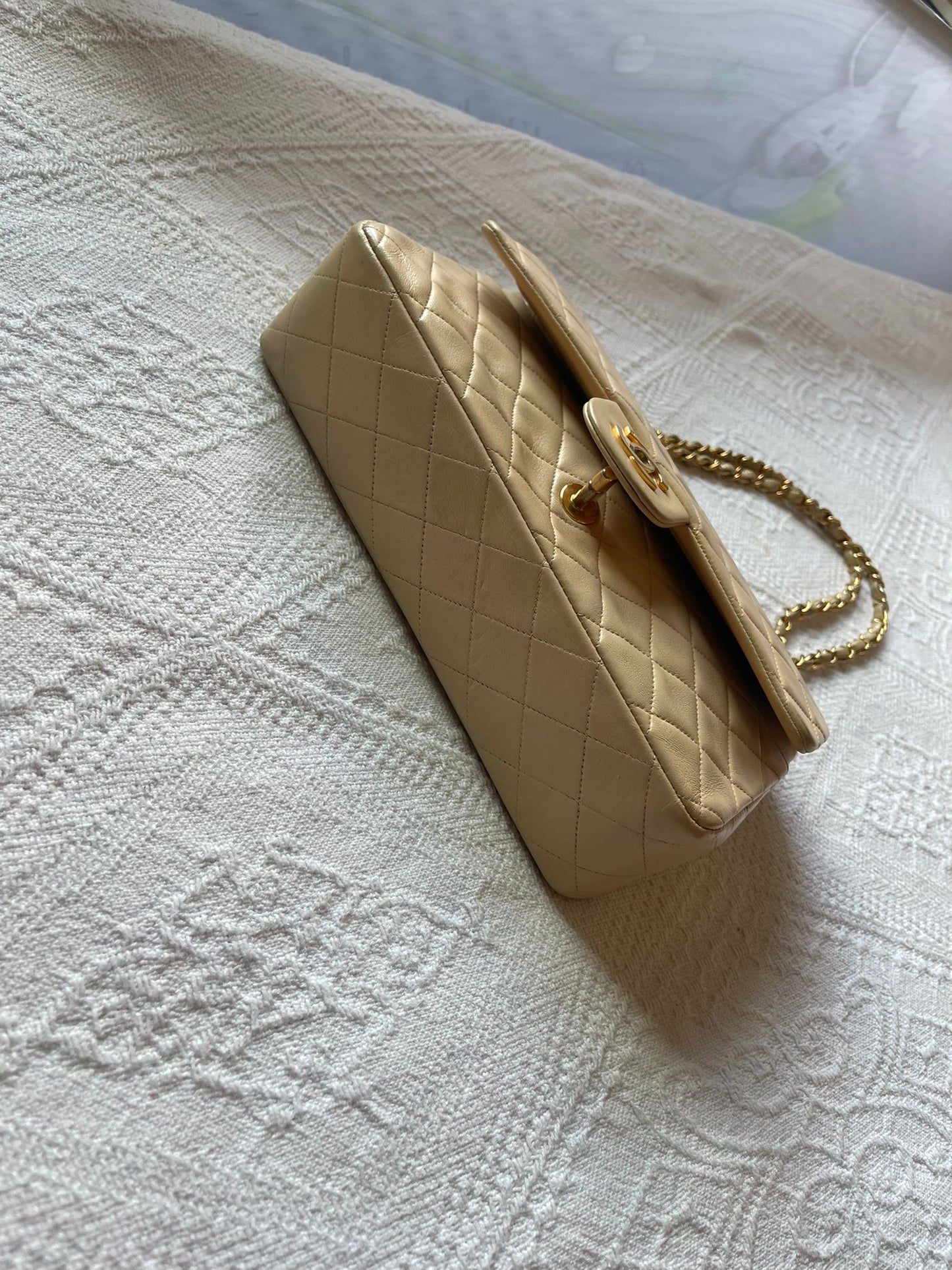 Chanel media in agnello beige.
Misura 25 cm