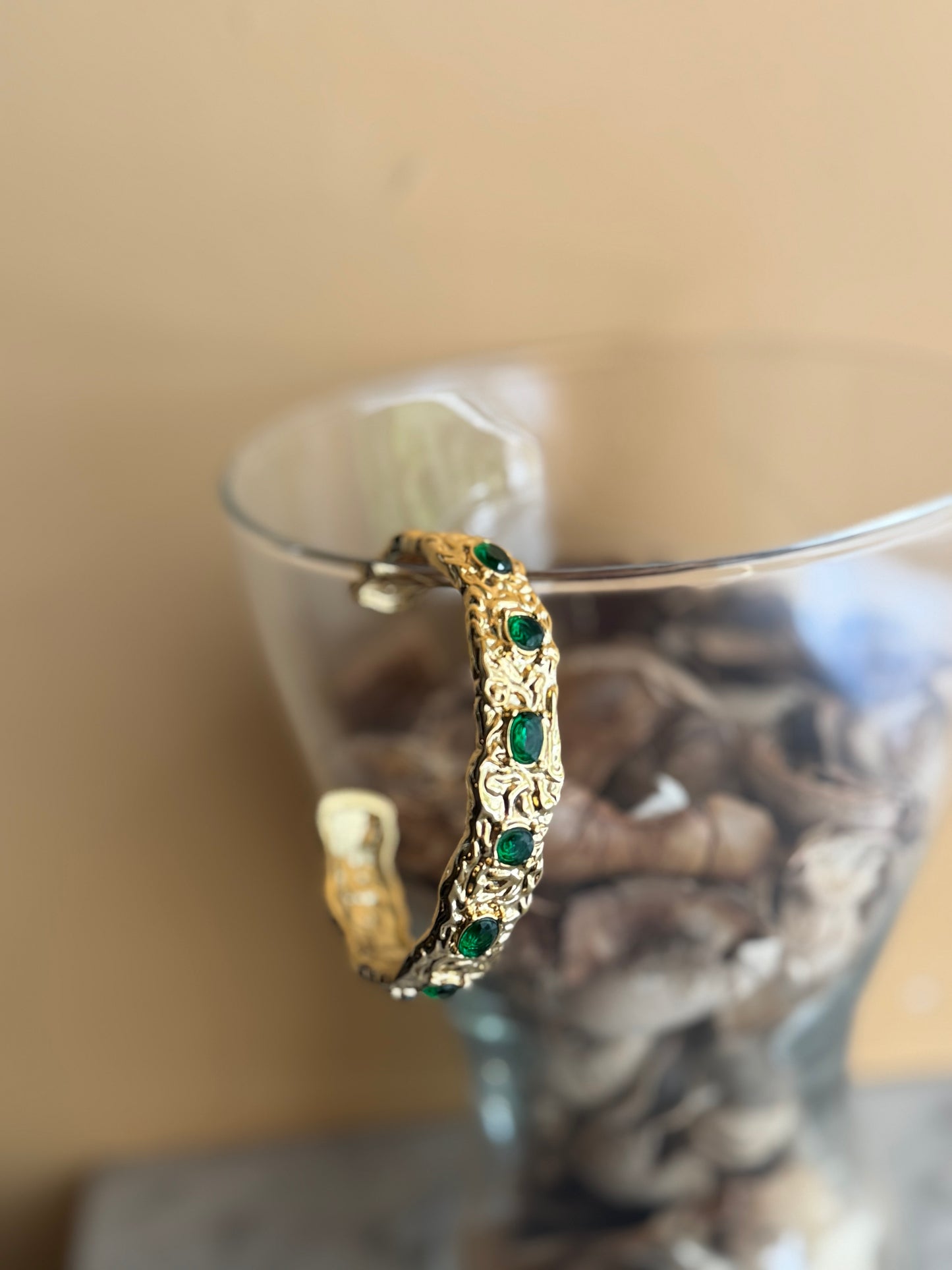 Bracciale rigido vintage con pietre verdi