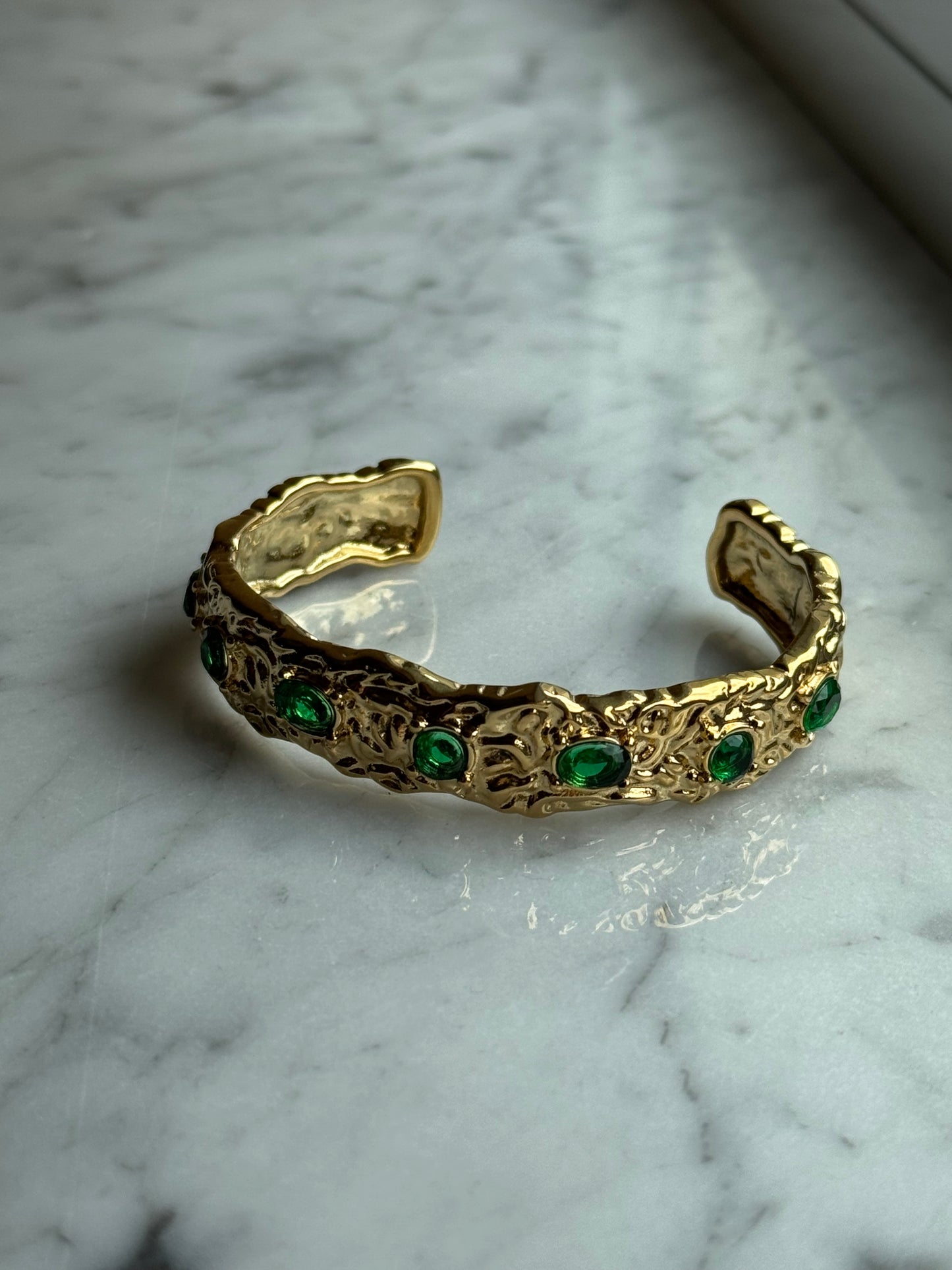 Bracciale rigido vintage con pietre verdi