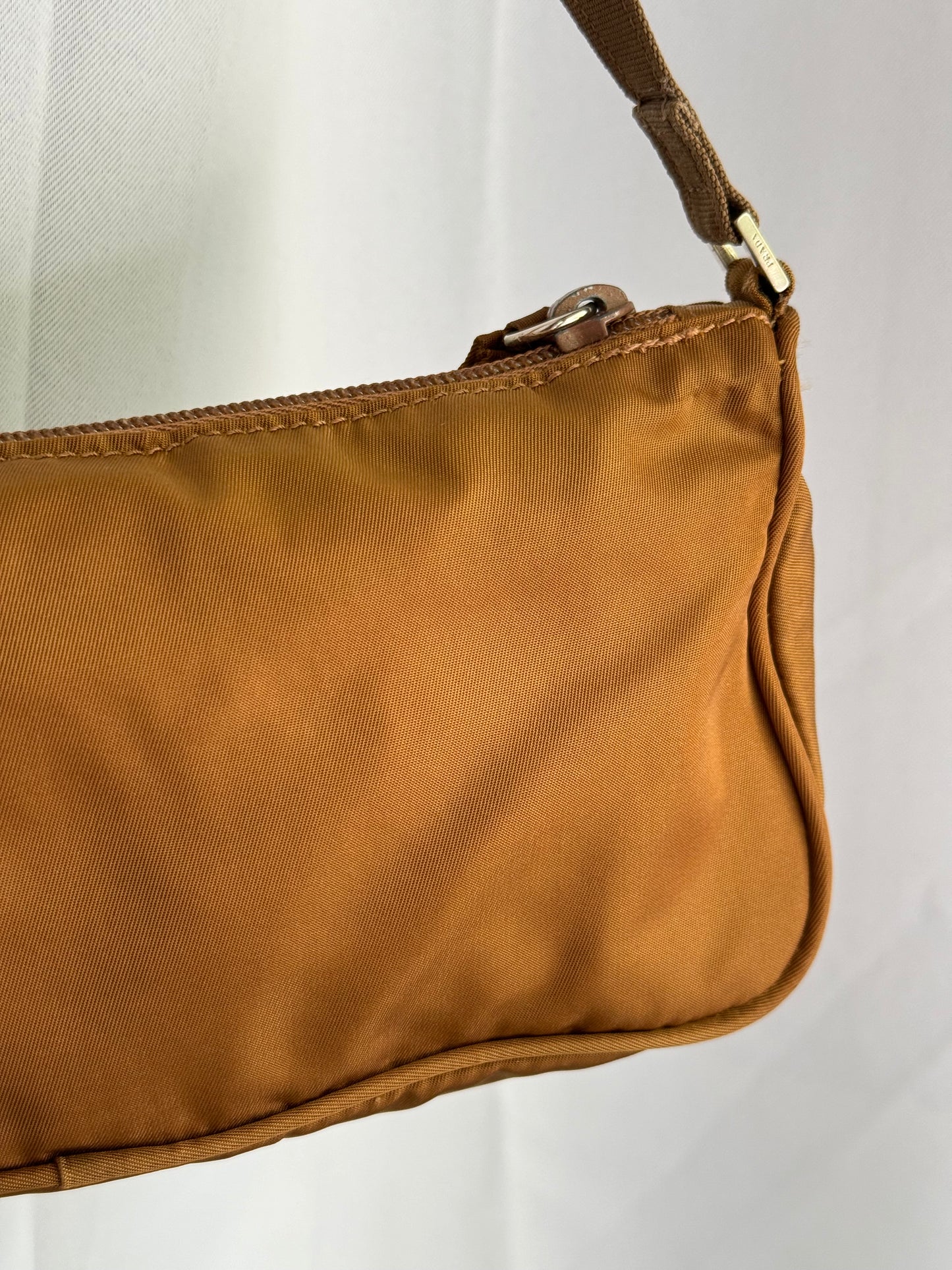 Prada Nylon color cioccolato/senape scuro.