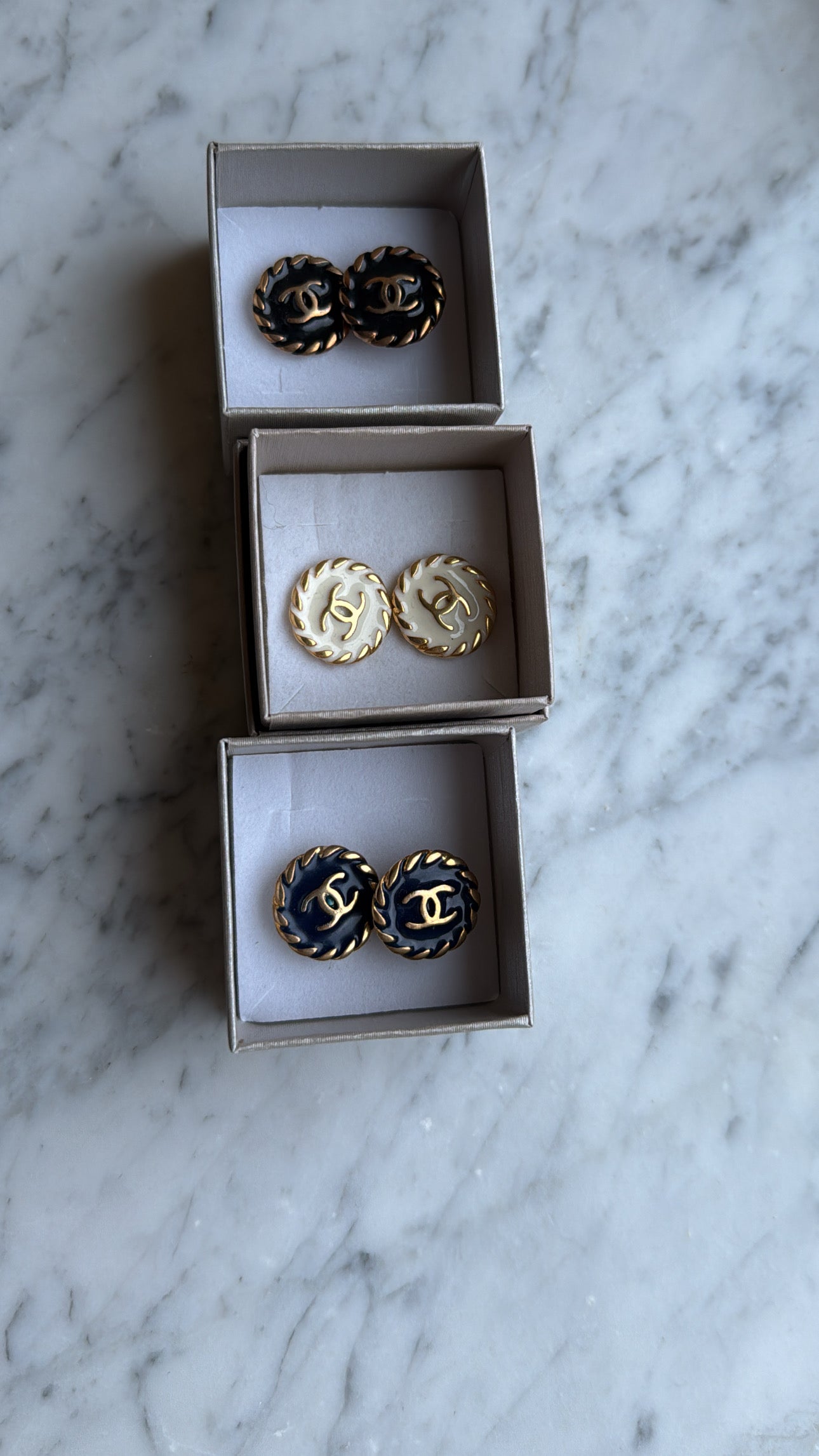 Orecchini con bottone vintage