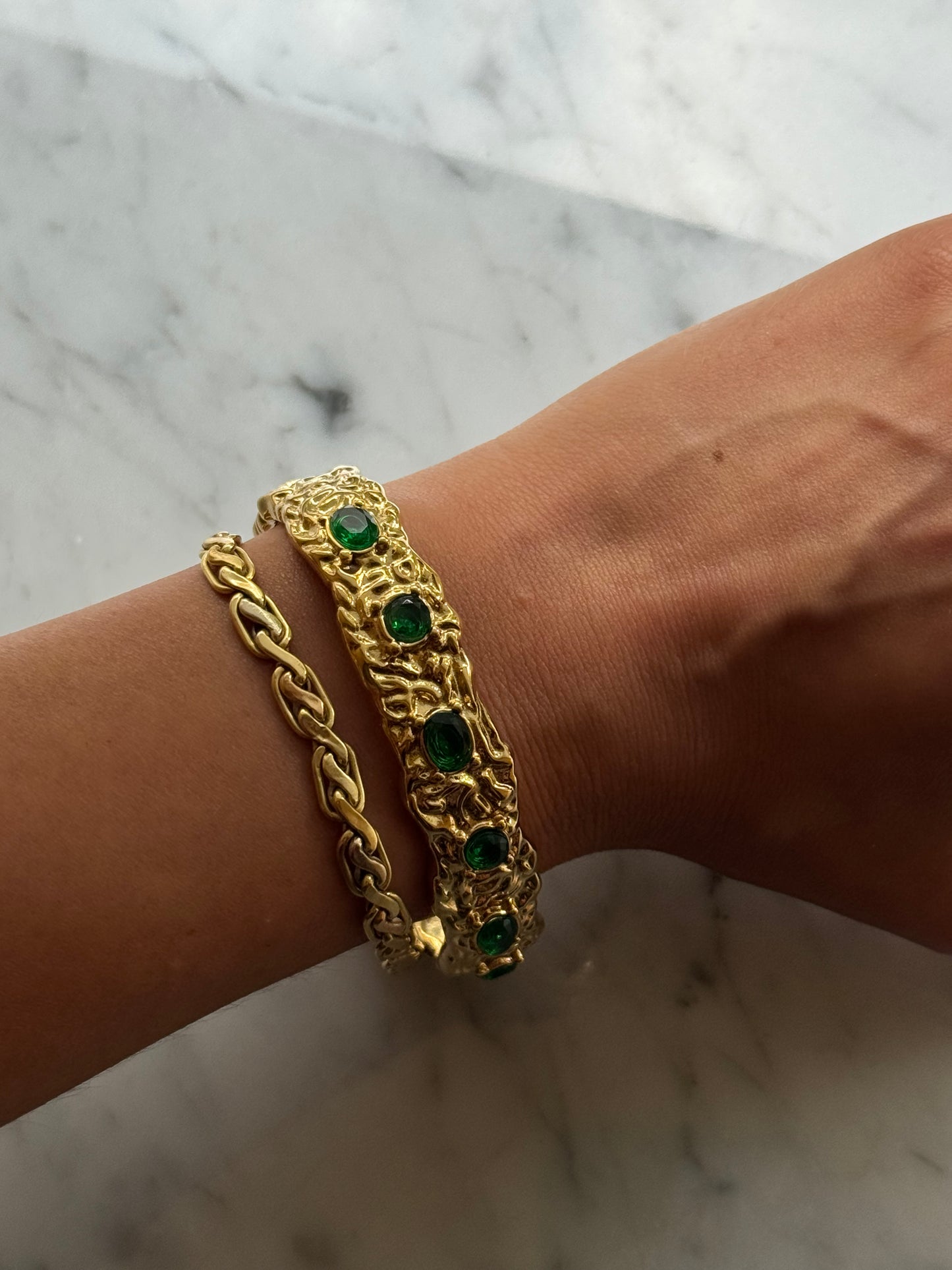 Bracciale rigido vintage con pietre verdi