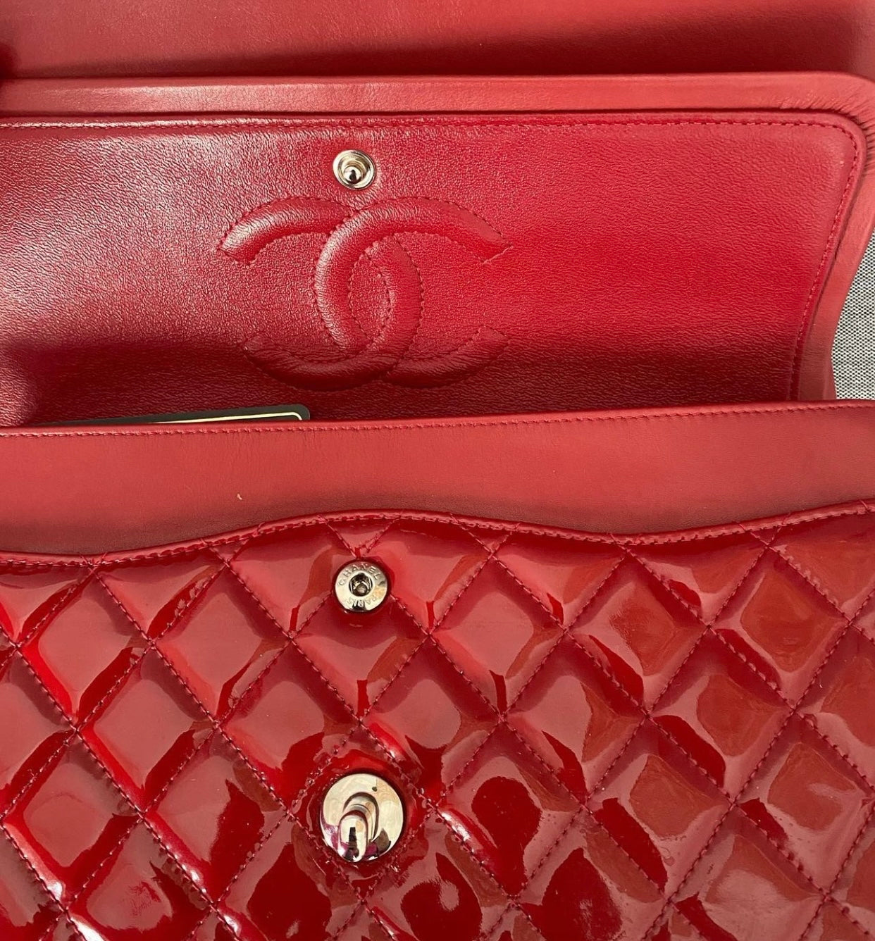 Chanel classic rossa in patent misura media