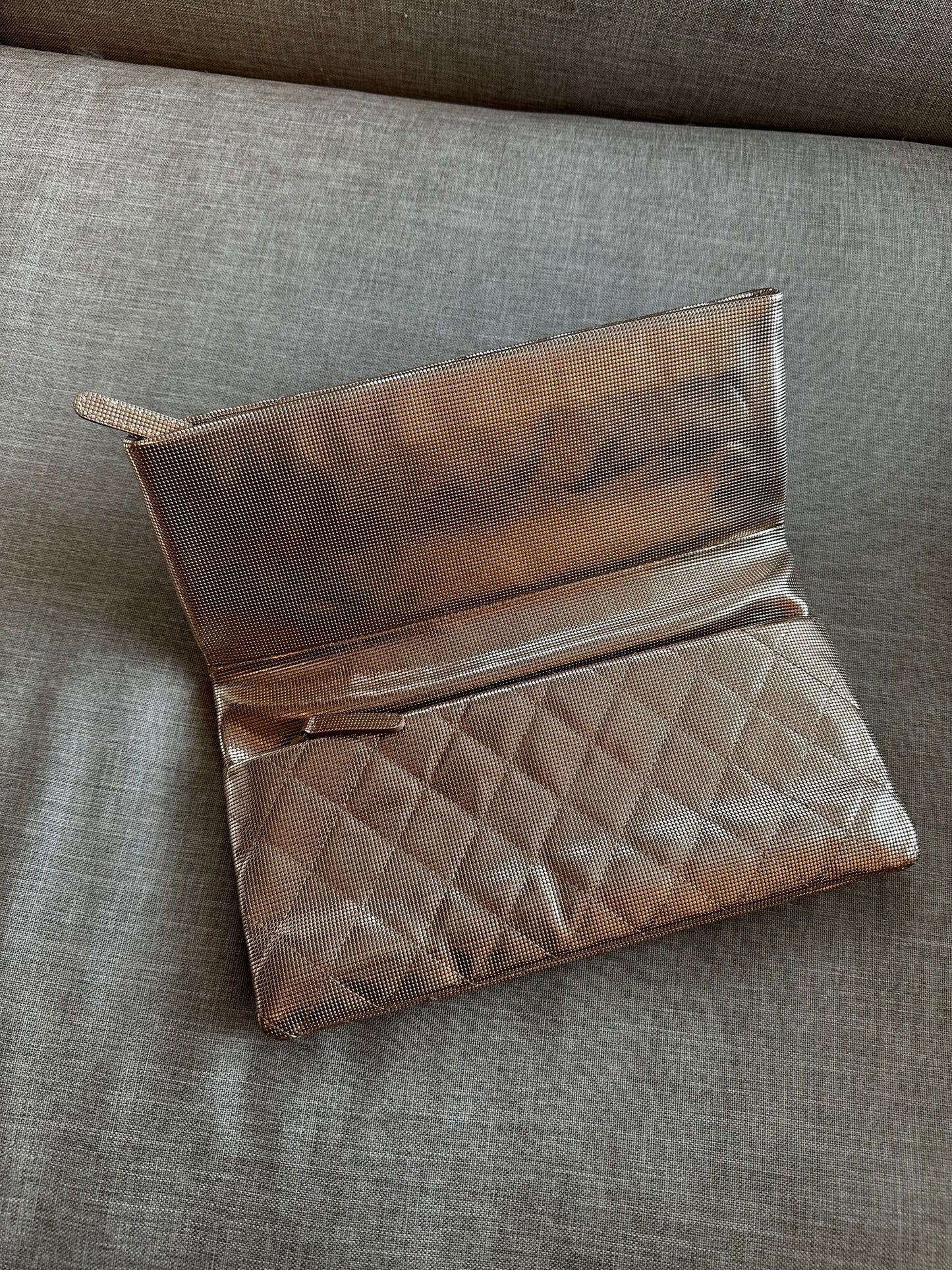 Timeless Chanel Pochette gold rose.