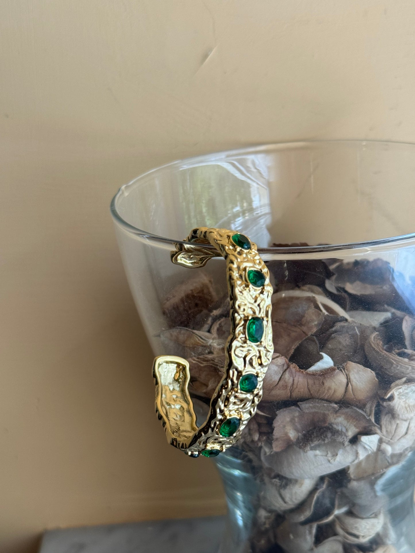 Bracciale rigido vintage con pietre verdi