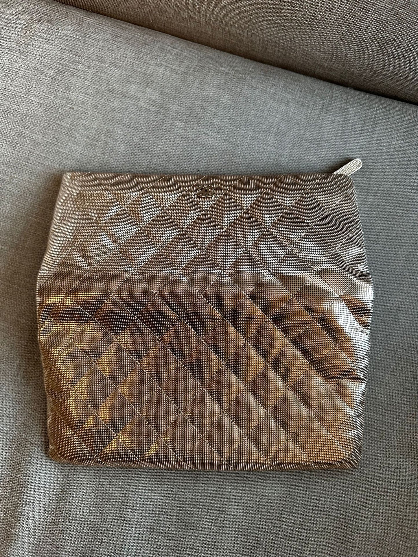 Timeless Chanel Pochette gold rose.