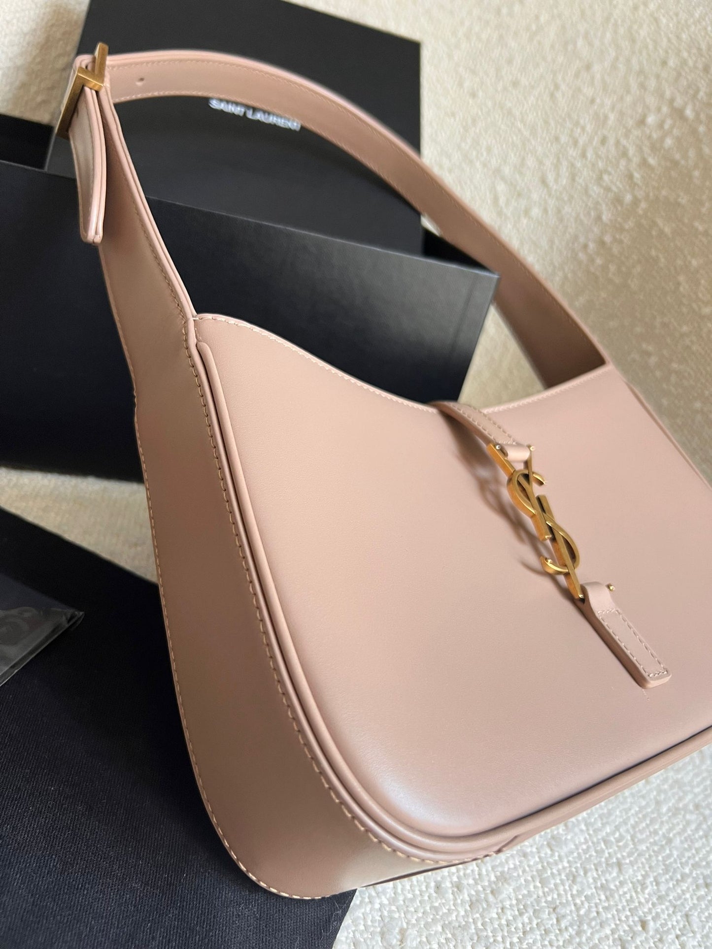 Saint Laurent Le 5 À 7 colore Rosy sand.