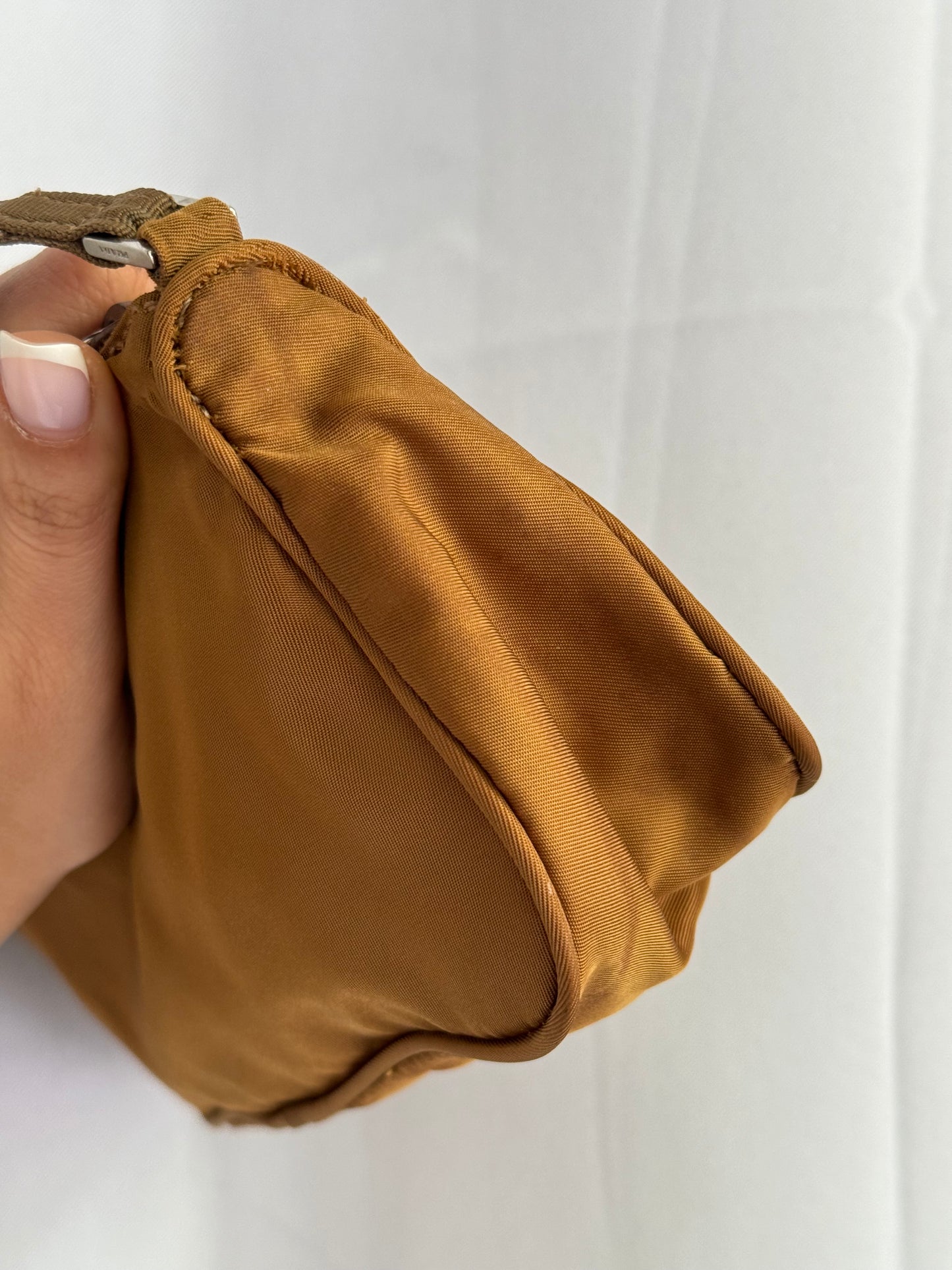 Prada Nylon color cioccolato/senape scuro.