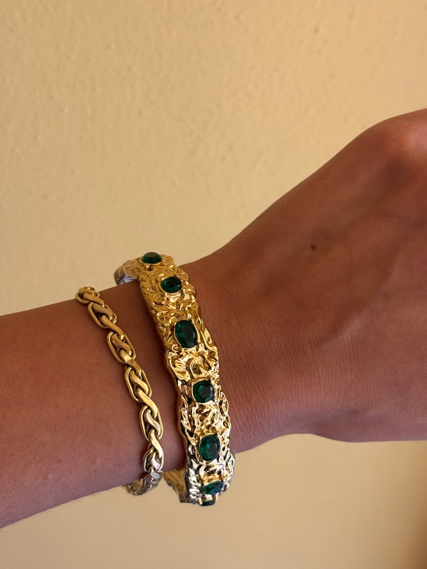 Bracciale rigido vintage con pietre verdi
