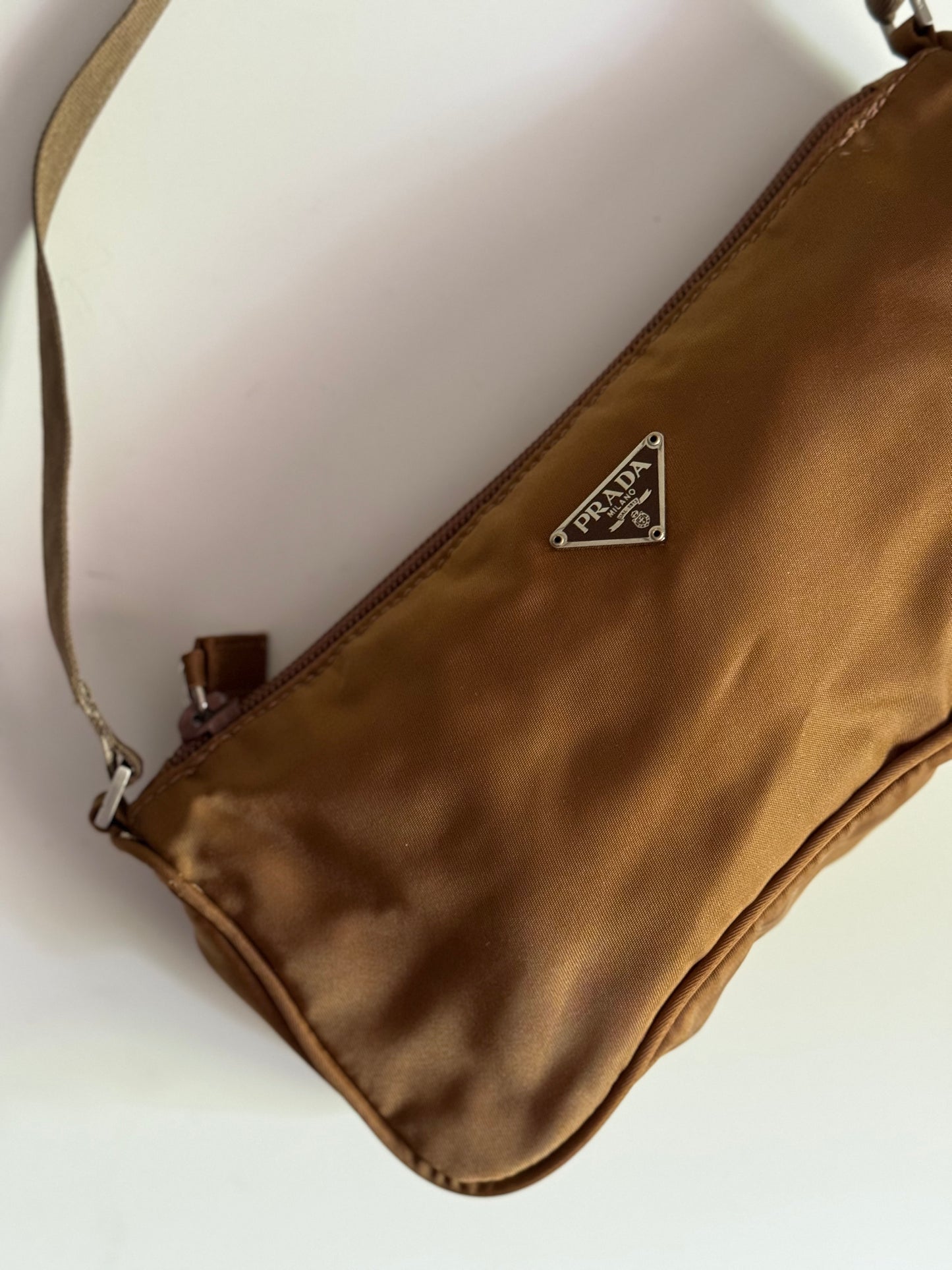 Prada Nylon color cioccolato/senape scuro.