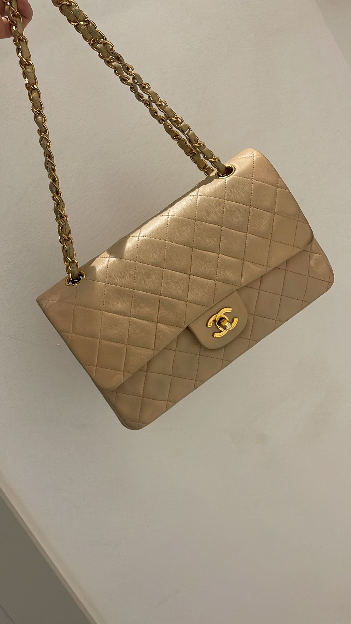 Chanel media in agnello beige.
Misura 25 cm