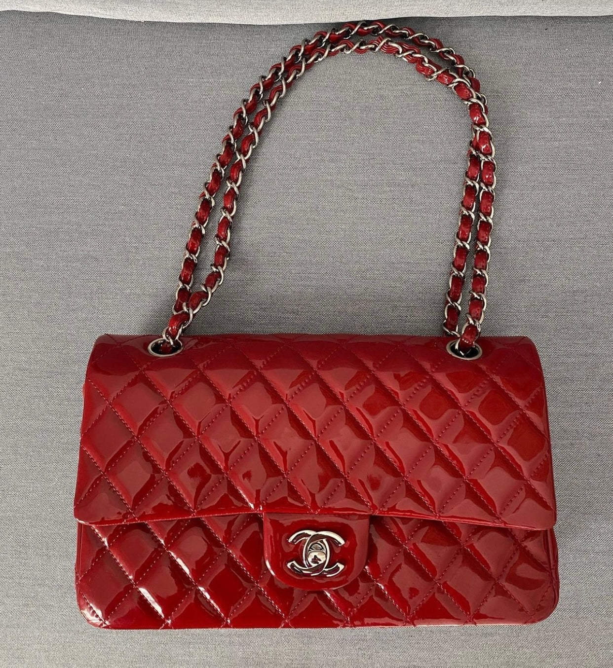 Chanel classic rossa in patent misura media