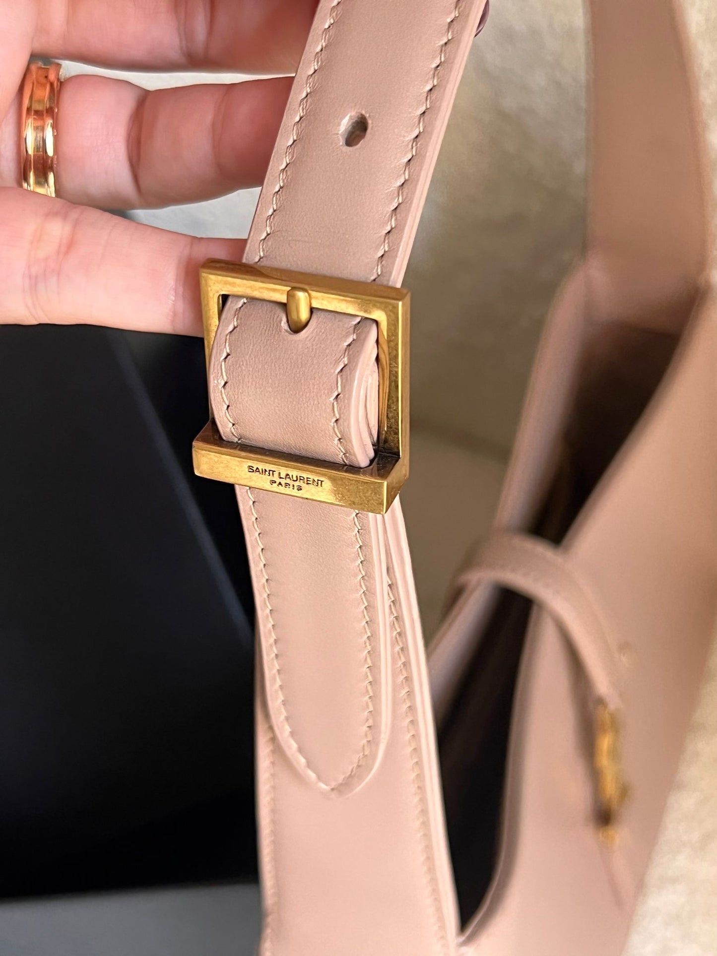 Saint Laurent Le 5 À 7 colore Rosy sand.