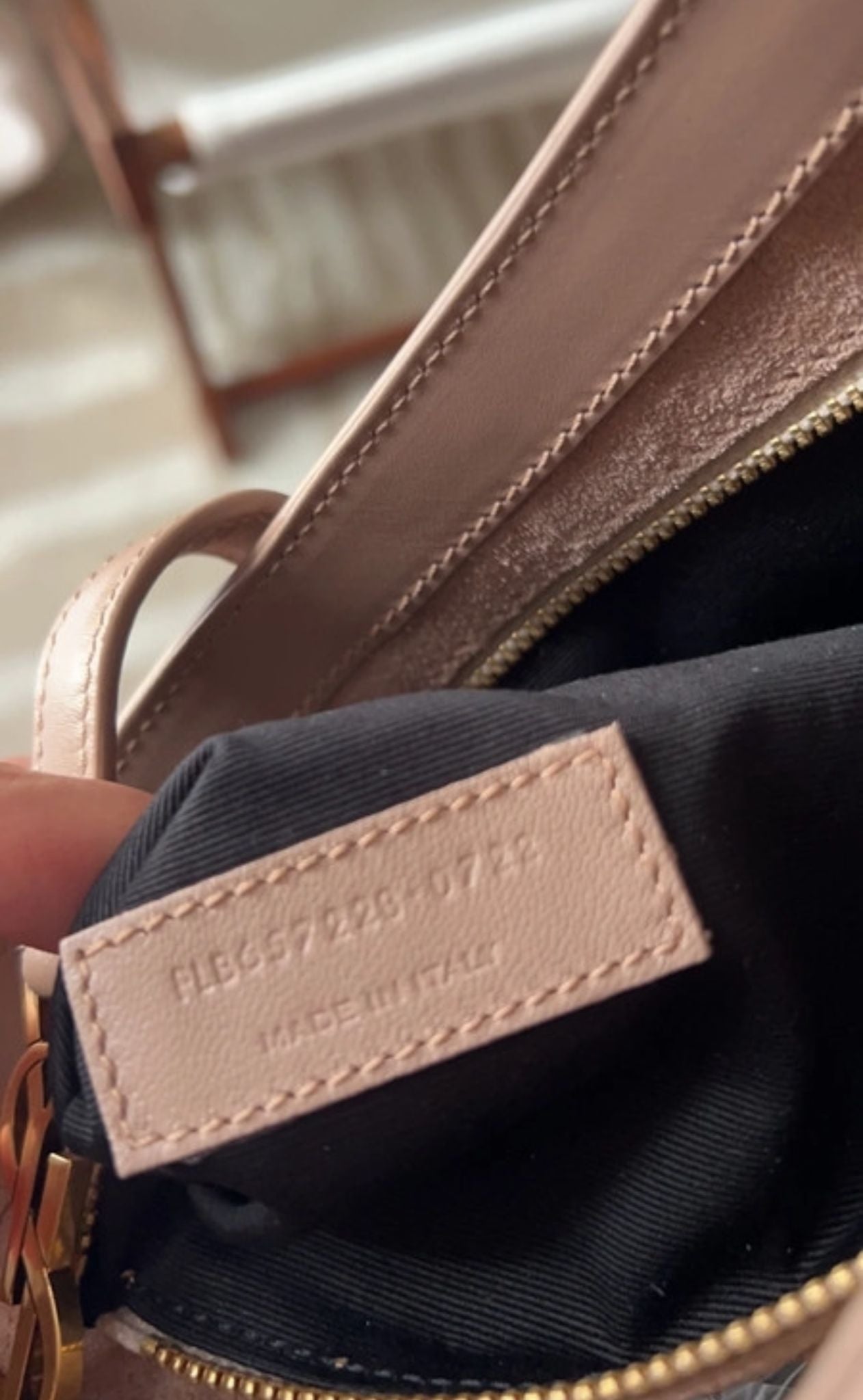 Saint Laurent Le 5 À 7 colore Rosy sand.