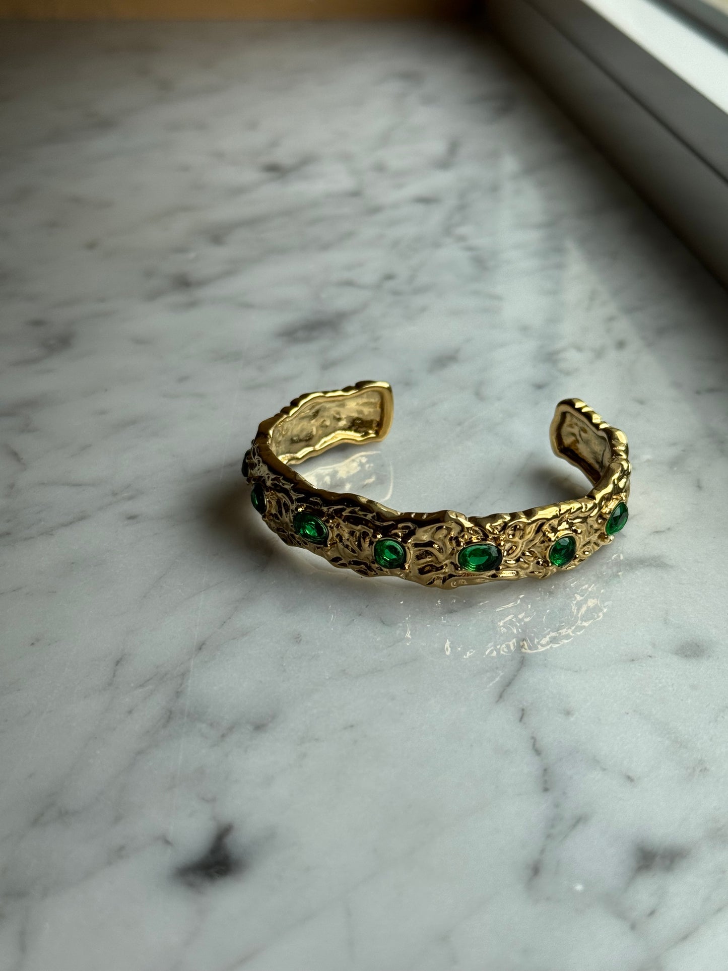 Bracciale rigido vintage con pietre verdi