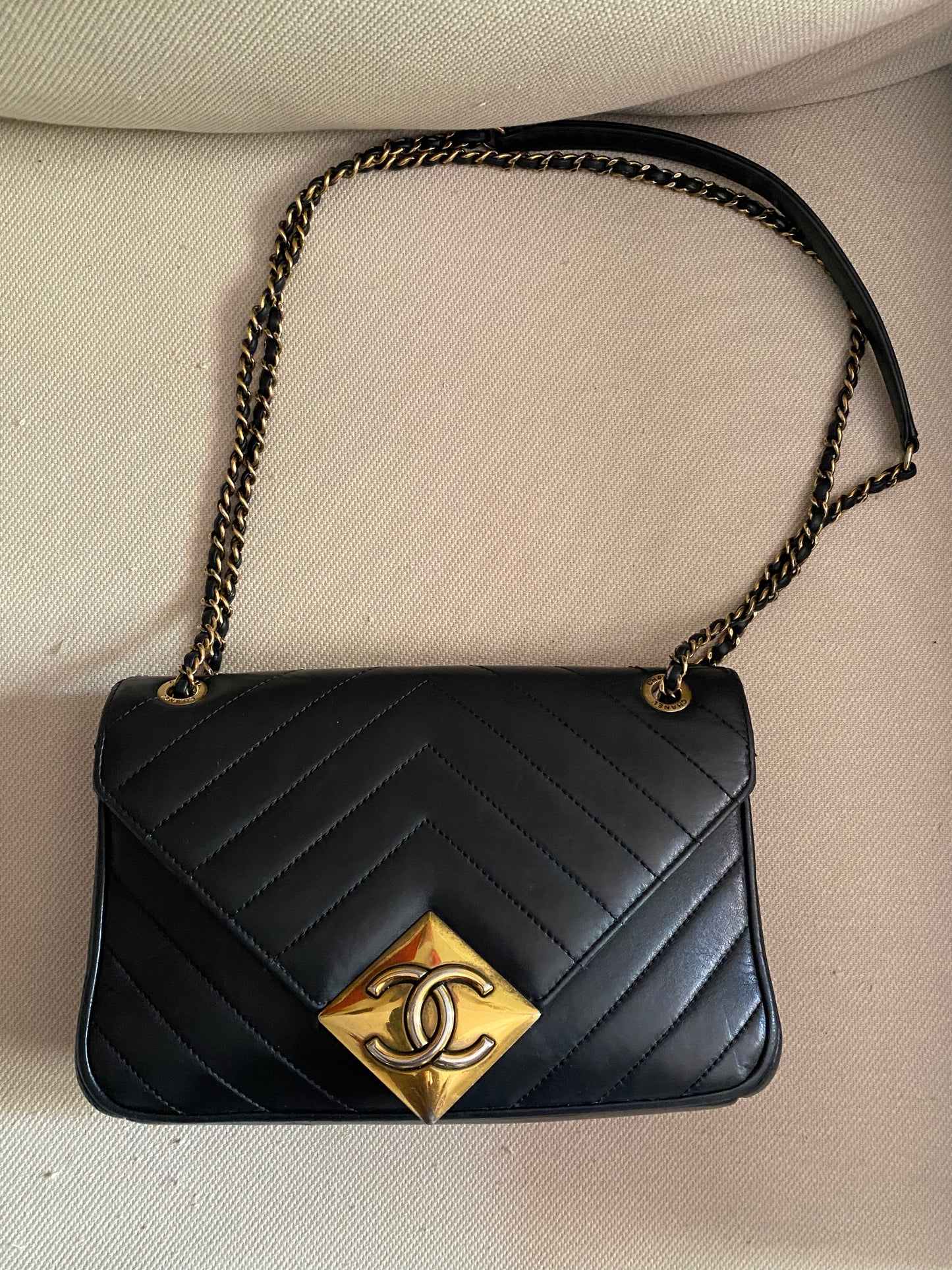 Chanel Chevron piramid nera