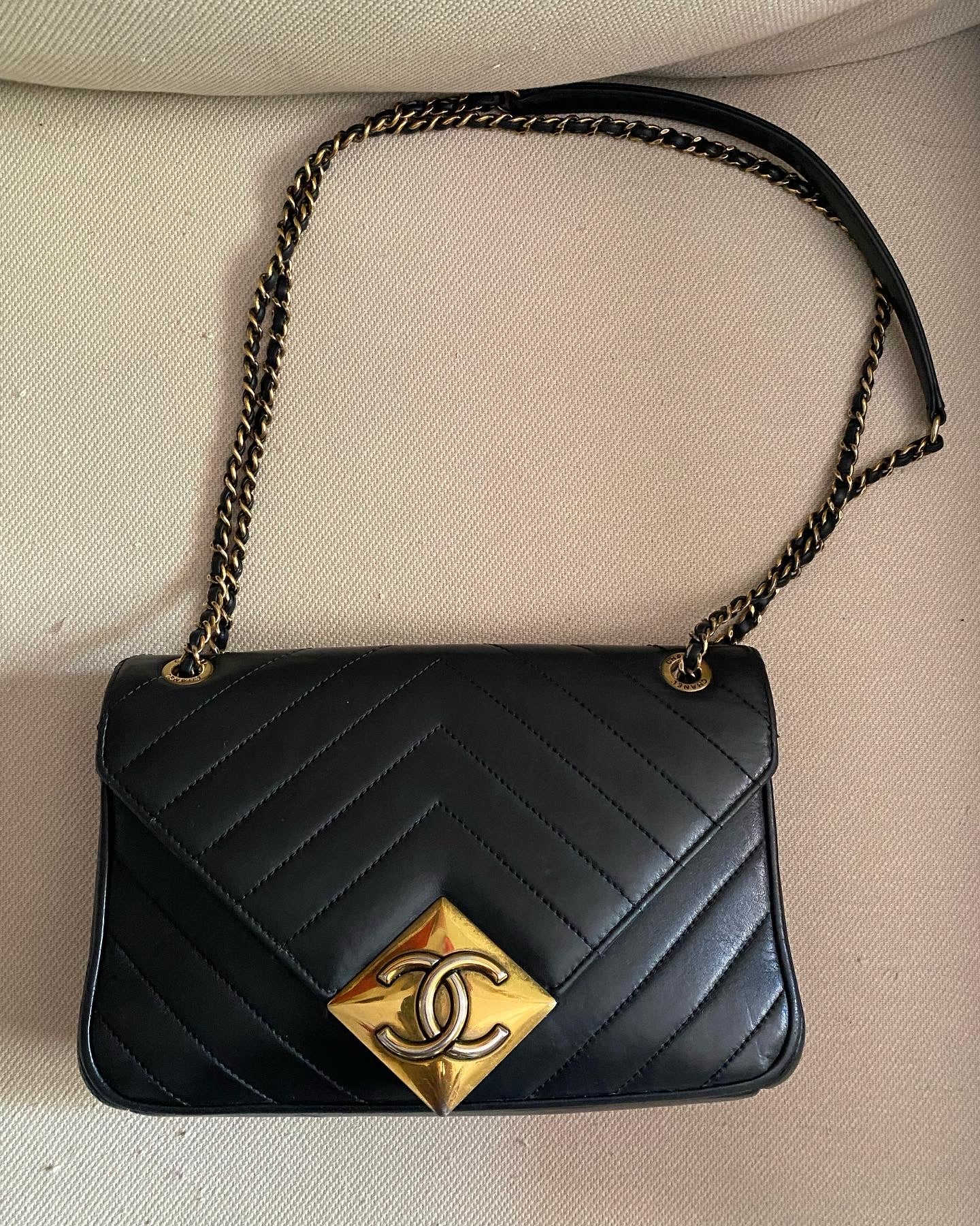 Chanel Chevron piramid nera