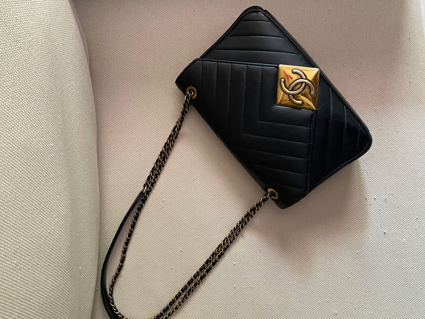 Chanel Chevron piramid nera
