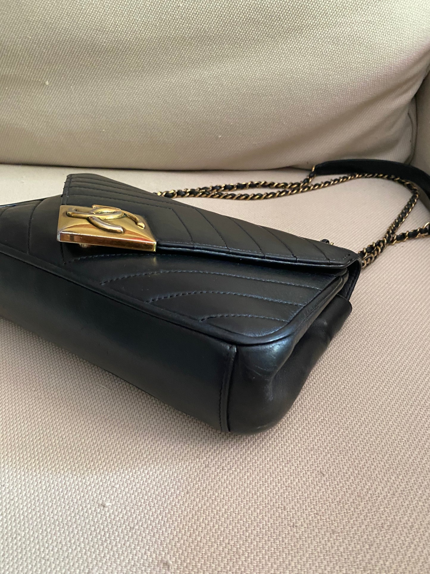 Chanel Chevron piramid nera