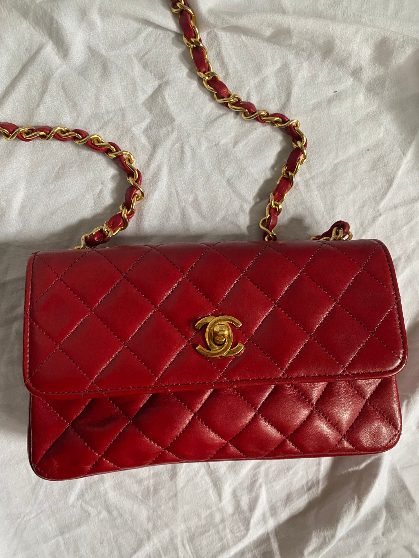 Chanel mini rossa in pelle