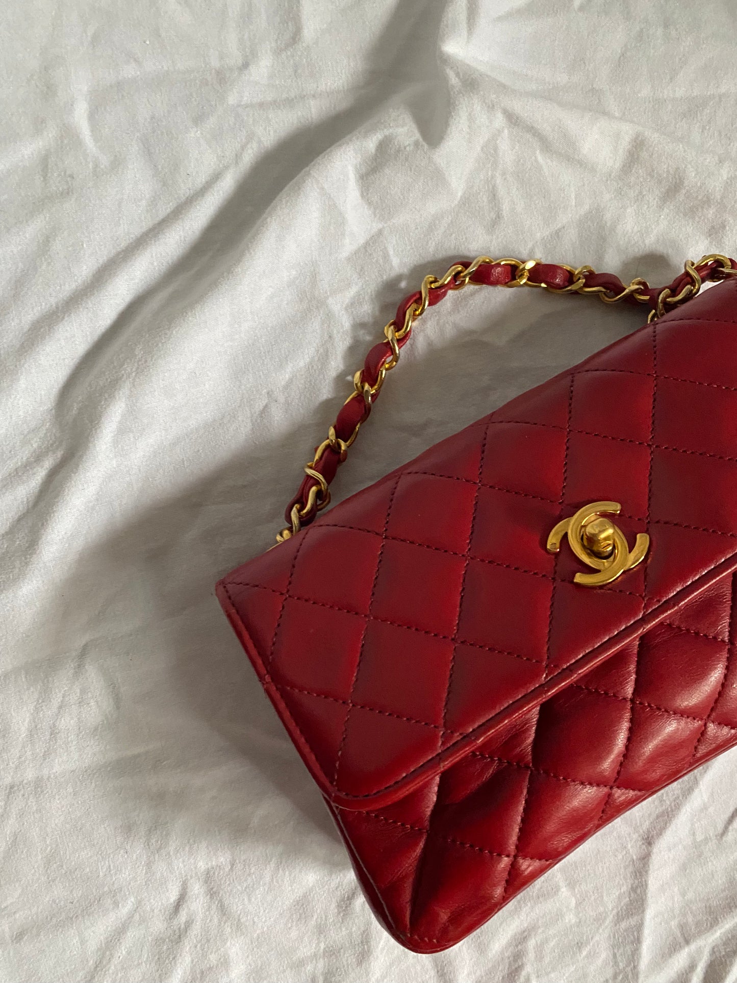 Chanel mini rossa in pelle