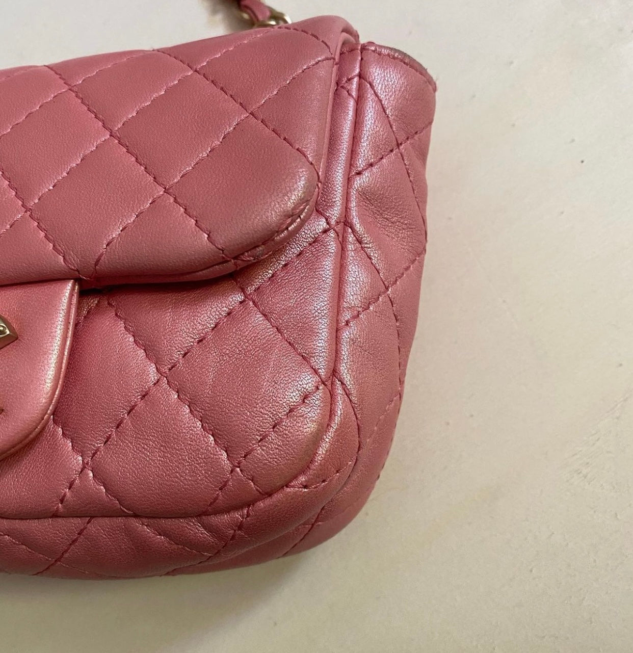 Chanel Mini rosa perlato con dettaglio gioiello