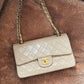Chanel in pelle beige.