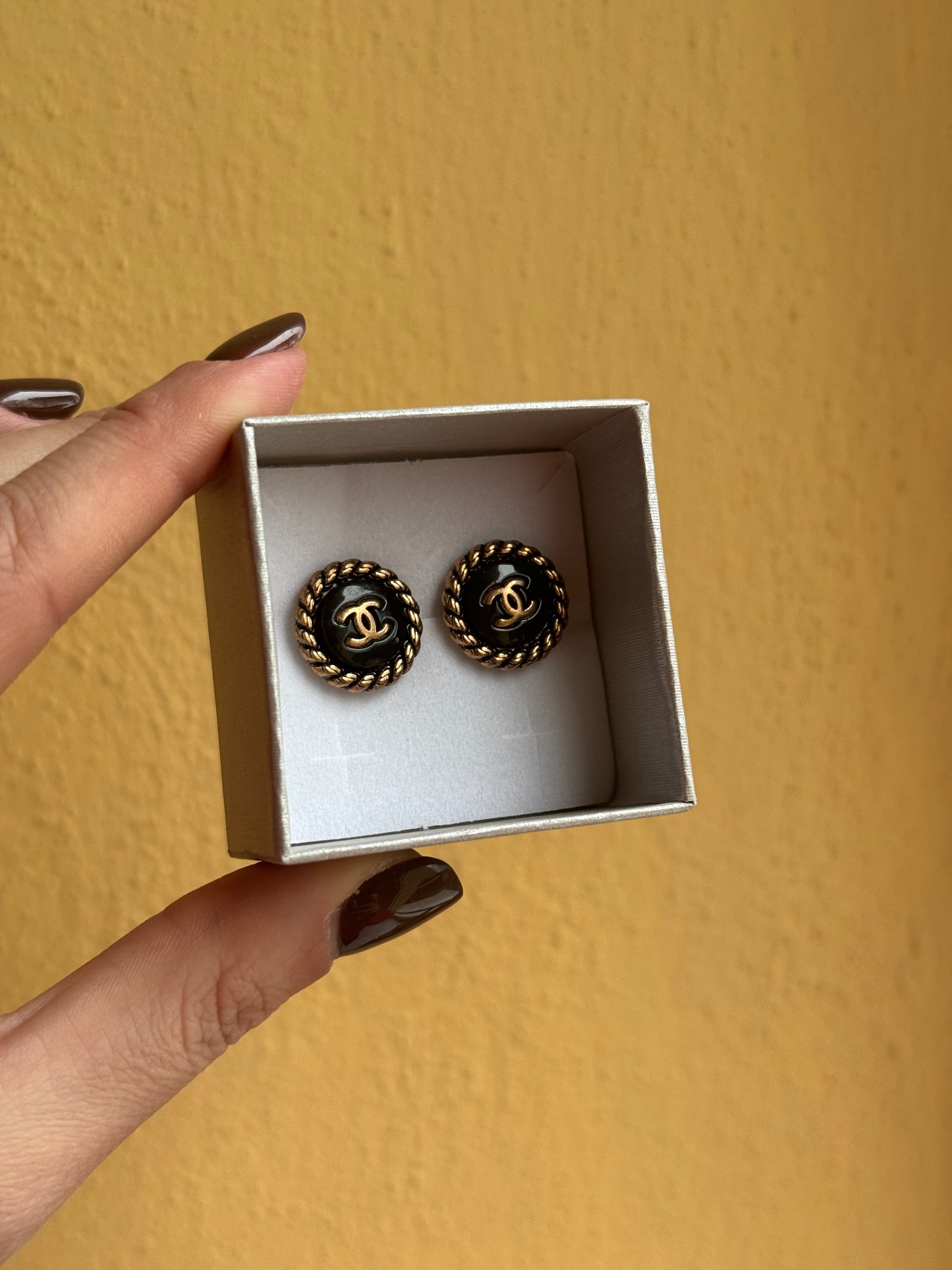 Orecchini con bottone Chanel