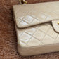 Chanel in pelle beige.