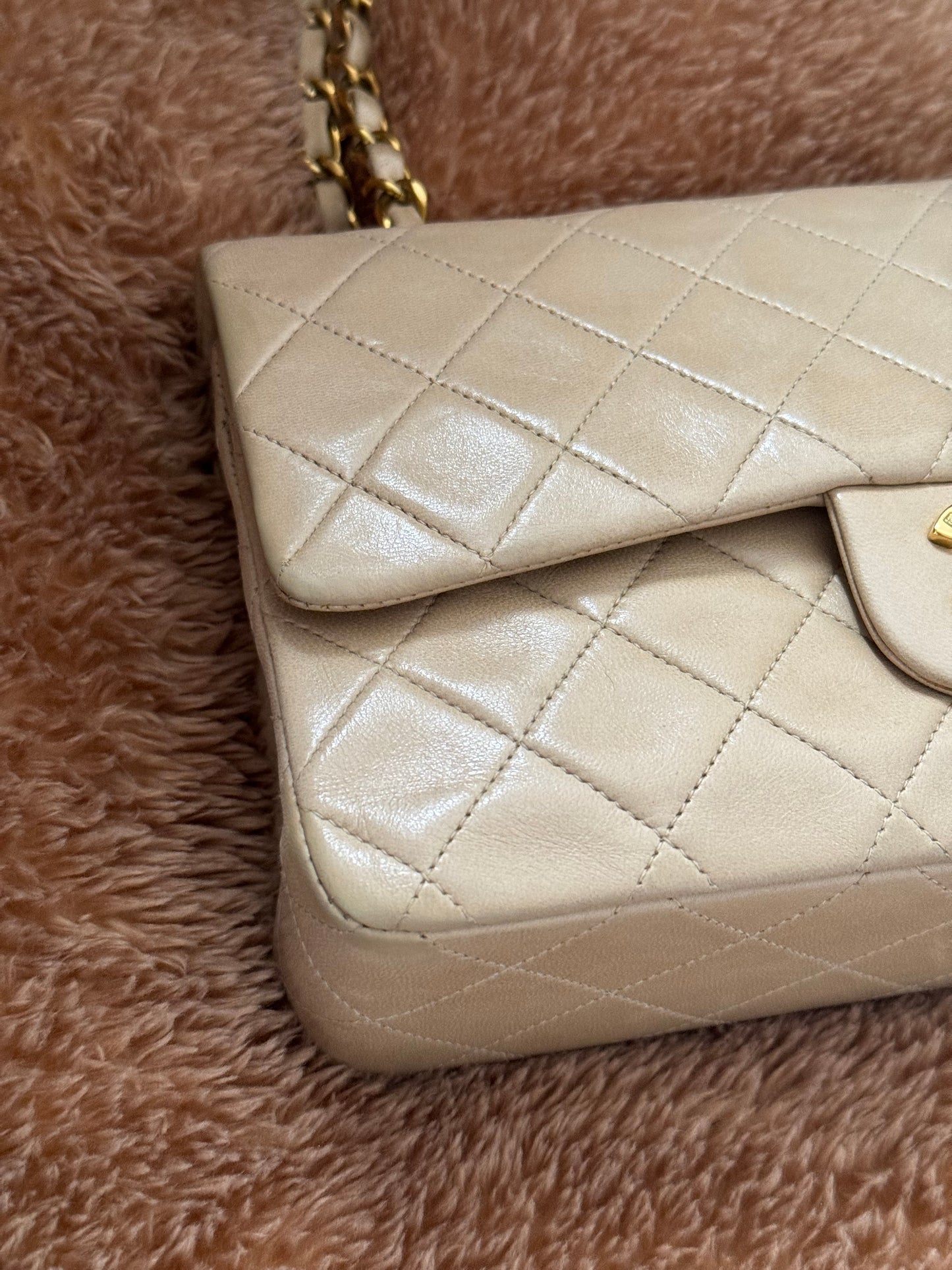 Chanel in pelle beige.