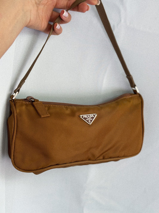 Prada Nylon color cioccolato/senape scuro.