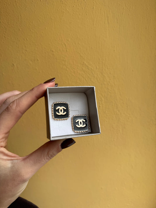 Orecchini Con bottone Chanel